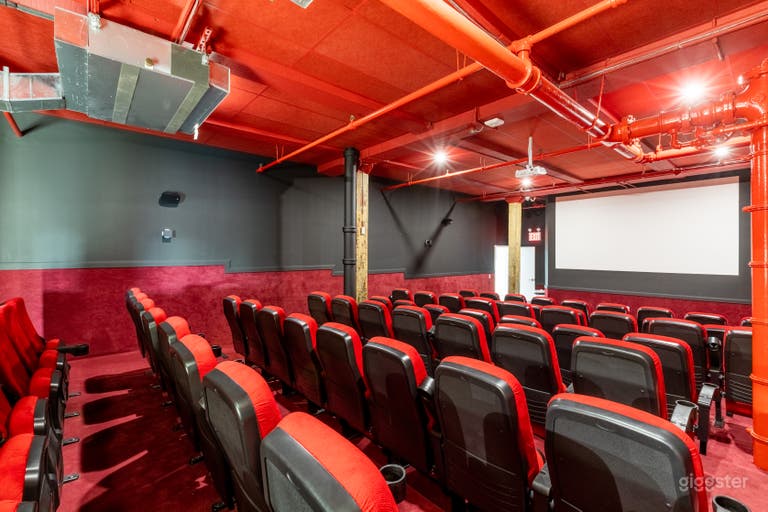  Sala de Proyección Retro Moderna y Espacio para Eventos 
