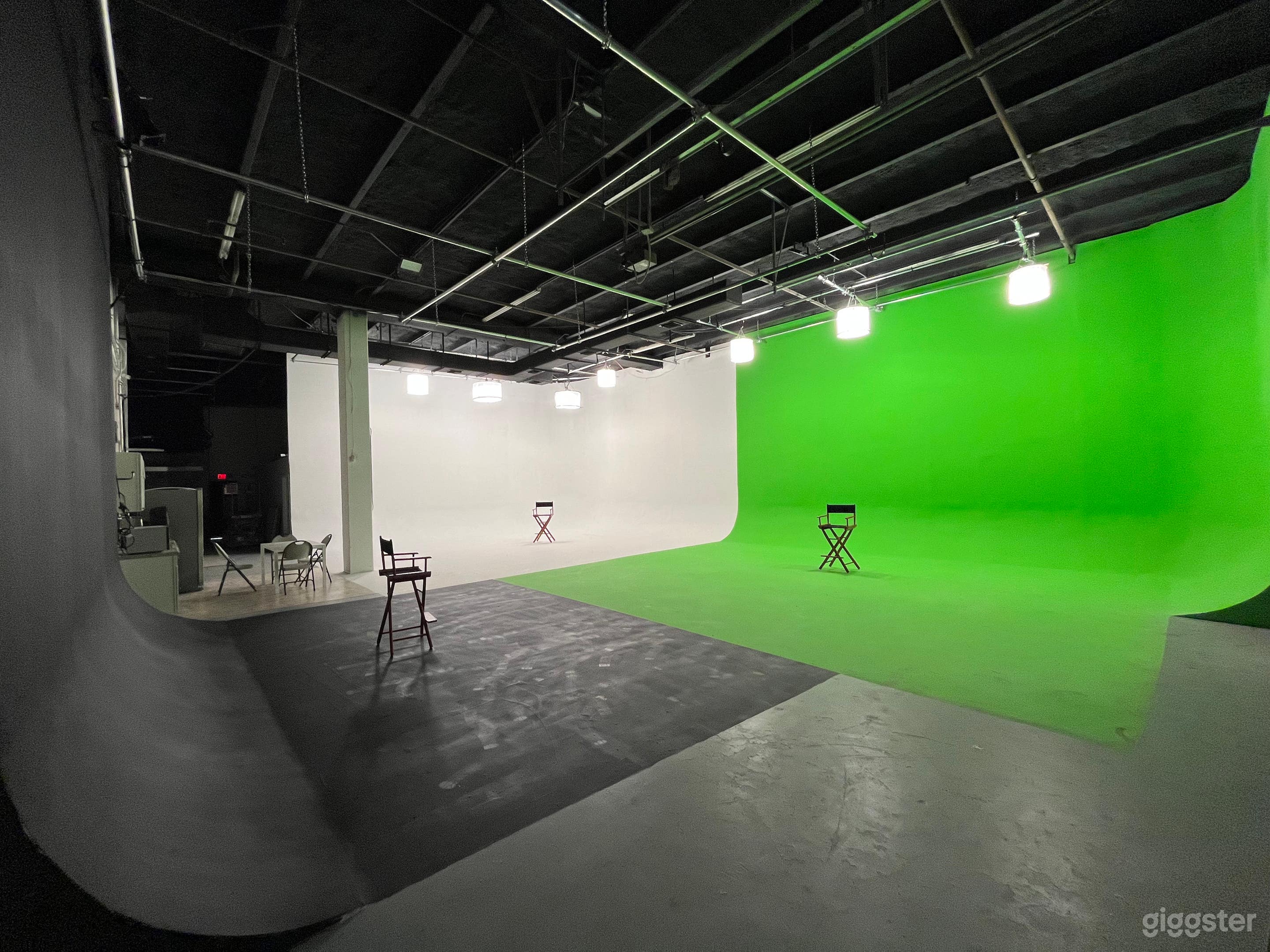 Studio with White Cyc, Green Screen, Black Void Photo 1