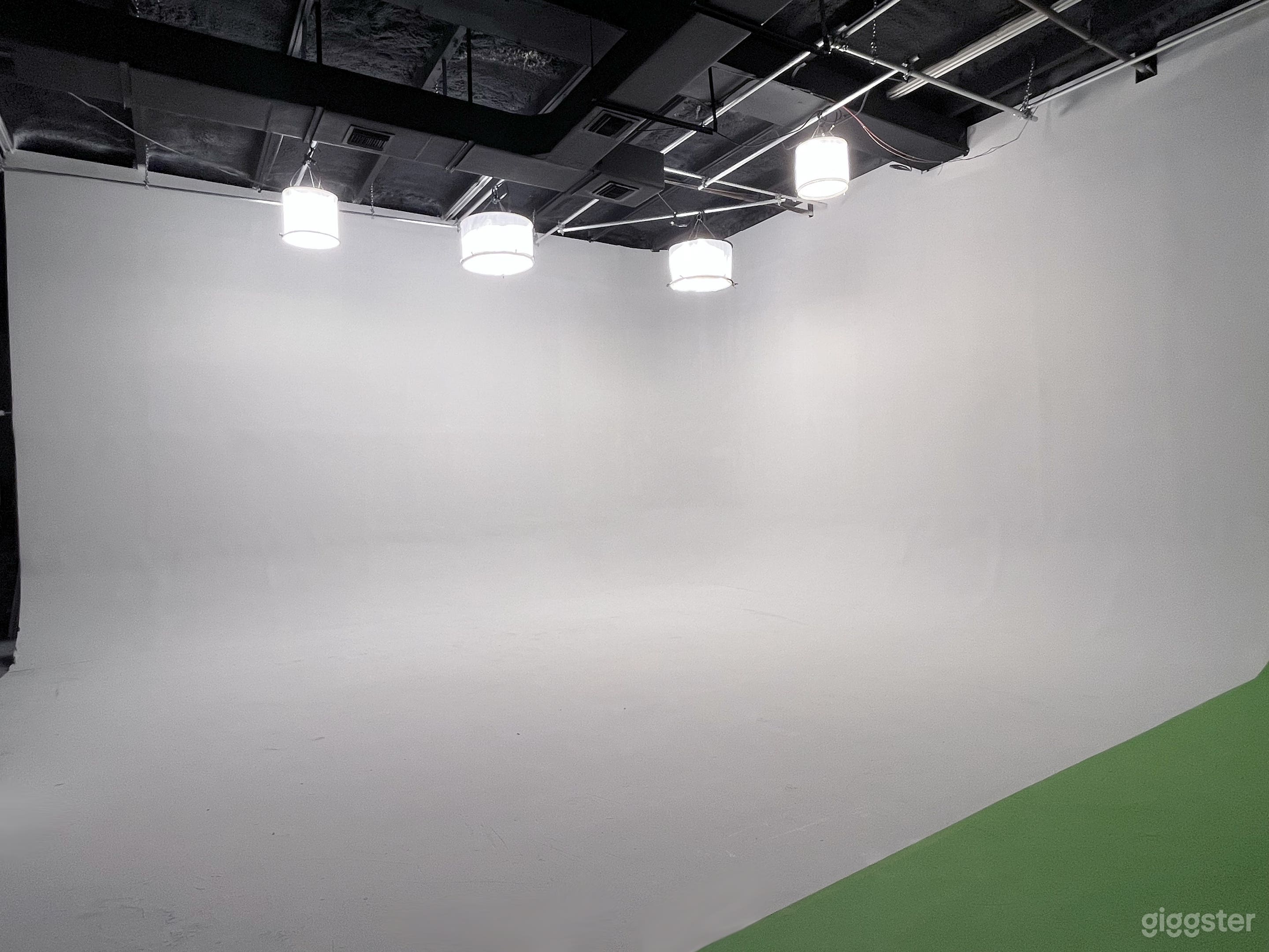 Studio with White Cyc, Green Screen, Black Void Photo 2