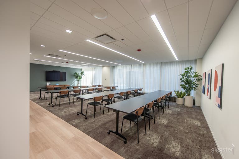  Bright & Roomy Downtown Conference Room 