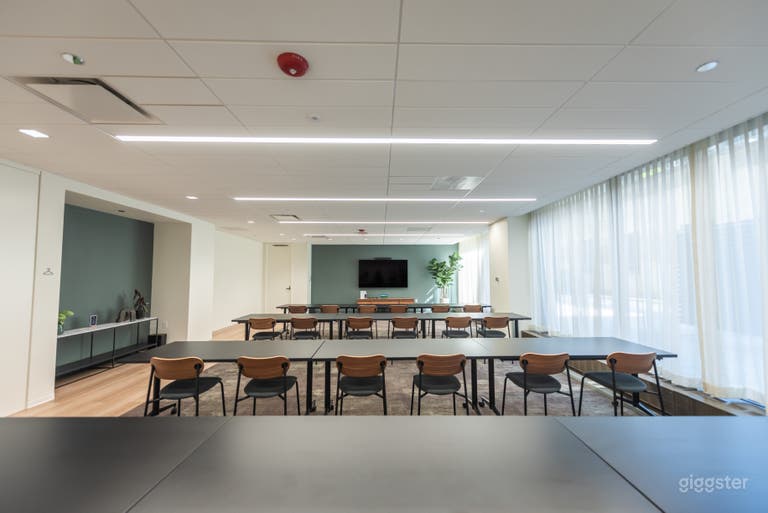  Bright & Roomy Downtown Conference Room 
