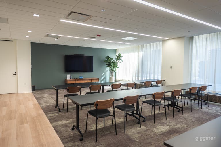  Bright & Roomy Downtown Conference Room 