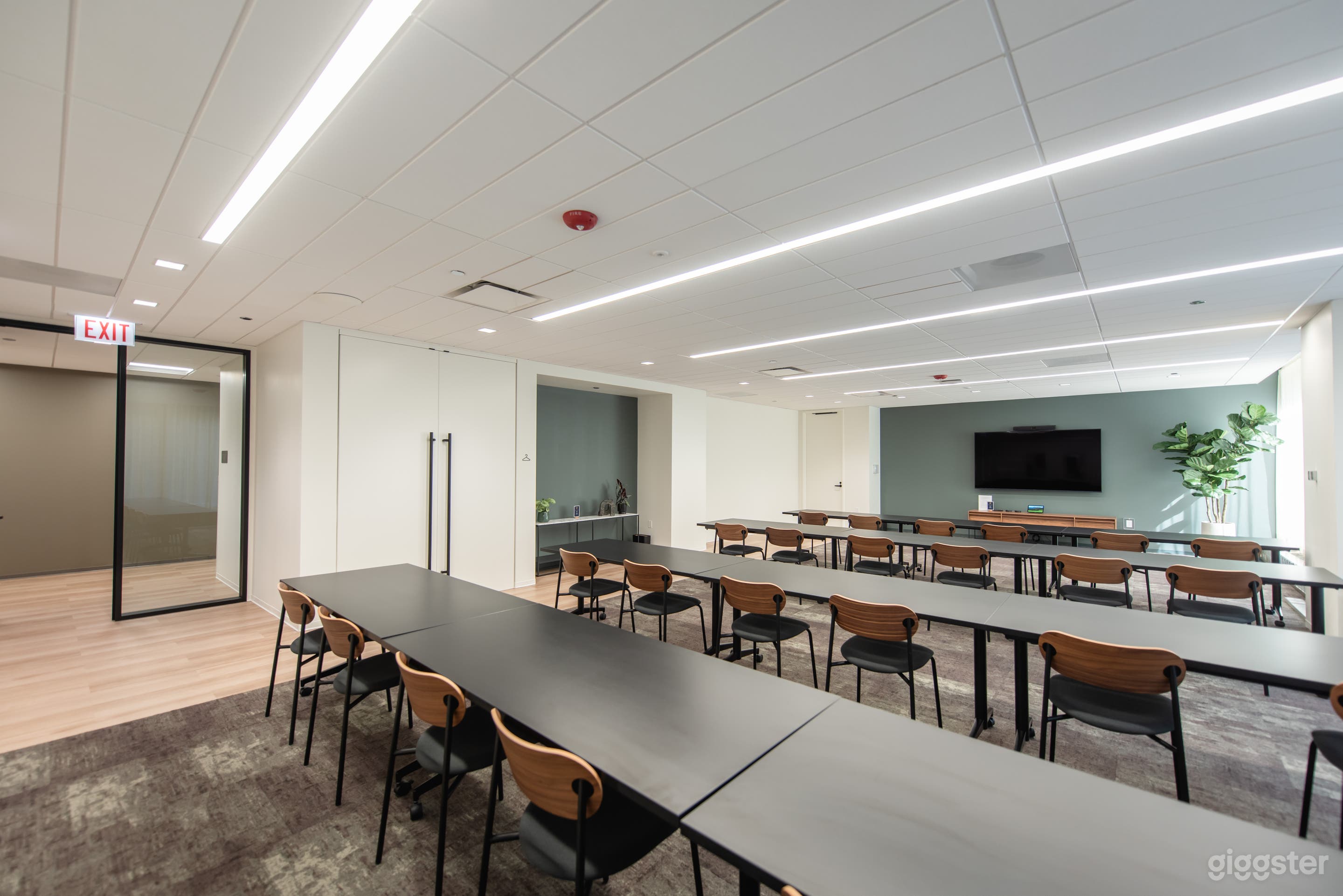 Bright &amp; Roomy Downtown Conference Room Photo 3