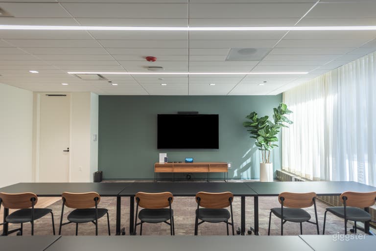  Bright & Roomy Downtown Conference Room 