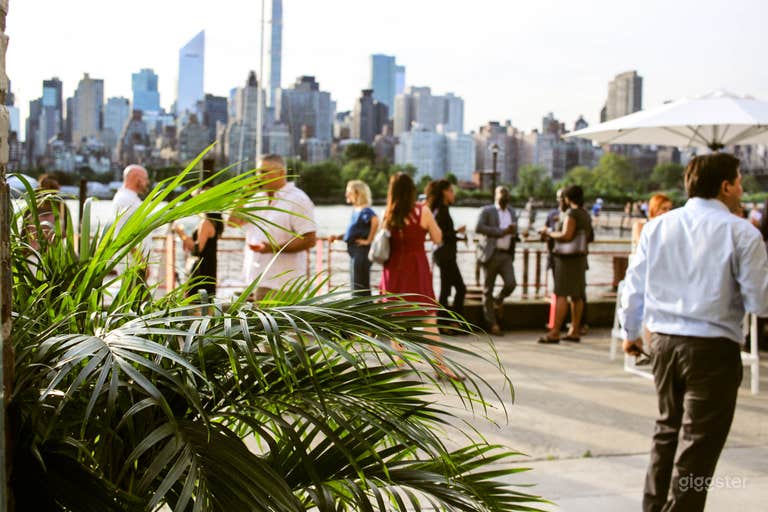  Outside area, 1350 sq ft  