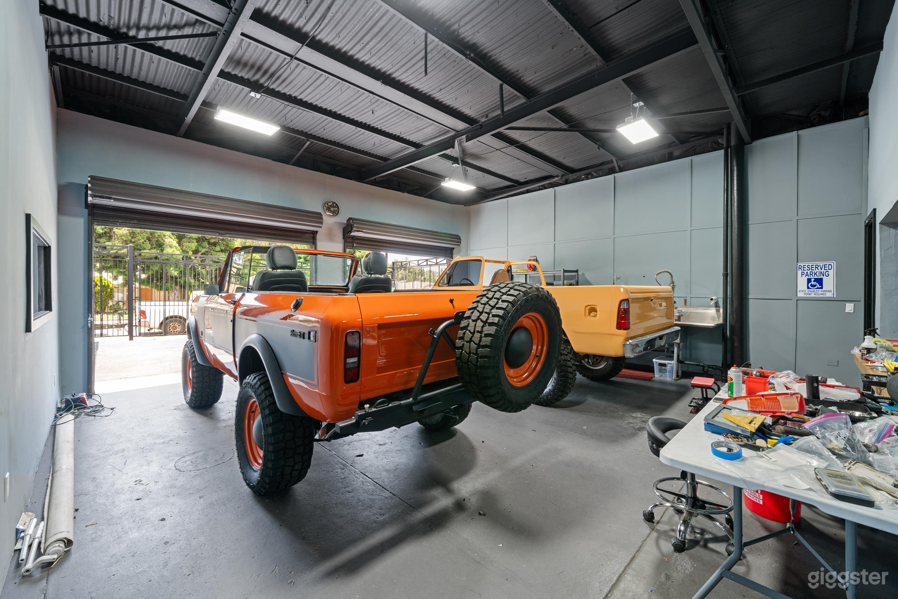 RETRO AUTOMOTIVE OASIS IN LOS ANGELES Photo 3