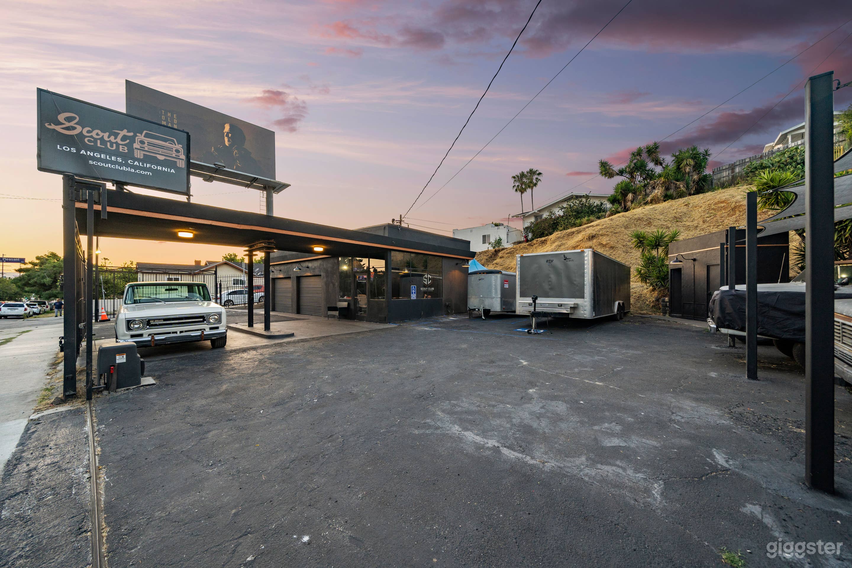 RETRO AUTOMOTIVE OASIS IN LOS ANGELES Photo 2
