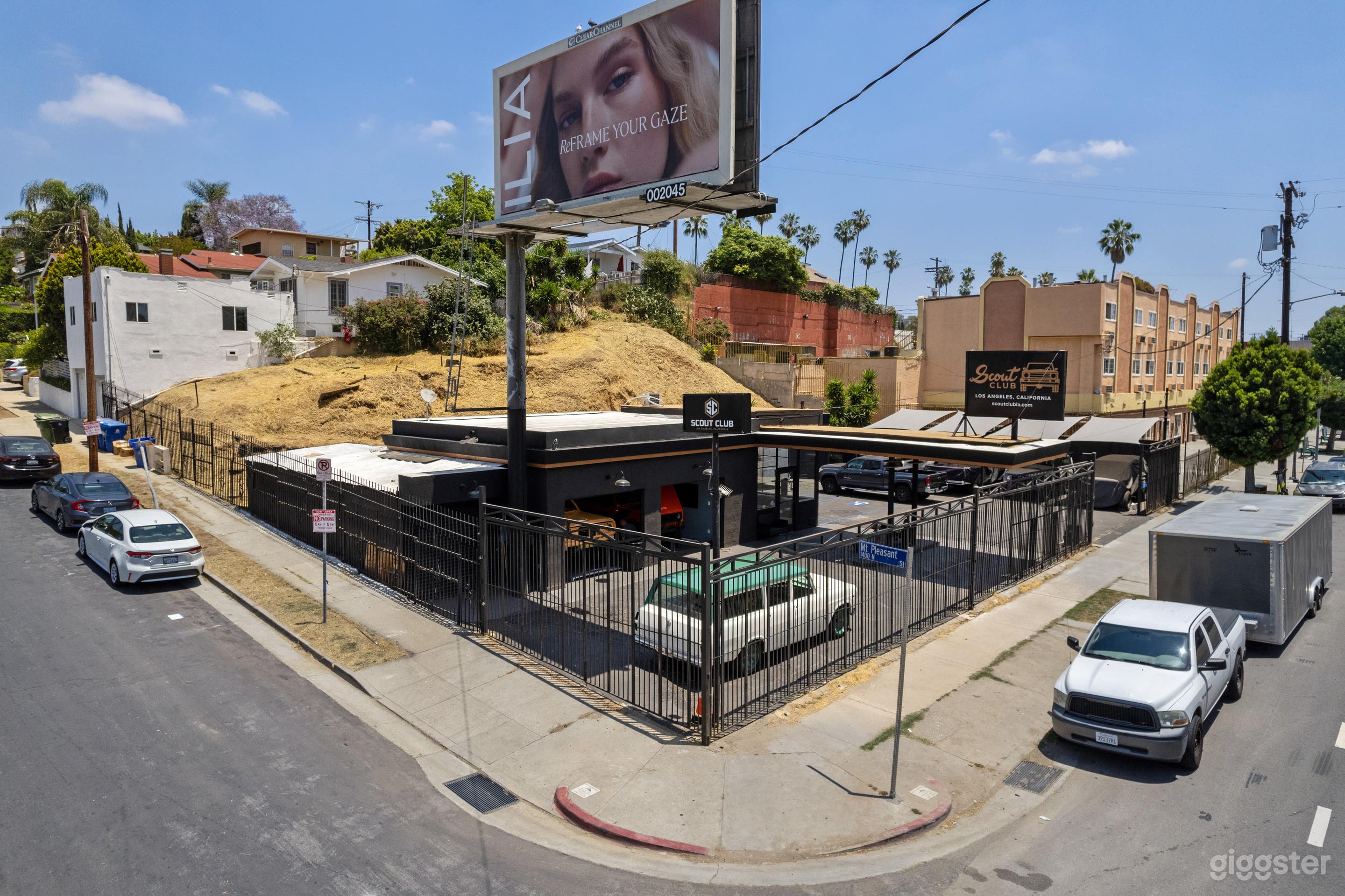 RETRO AUTOMOTIVE OASIS IN LOS ANGELES Photo 4