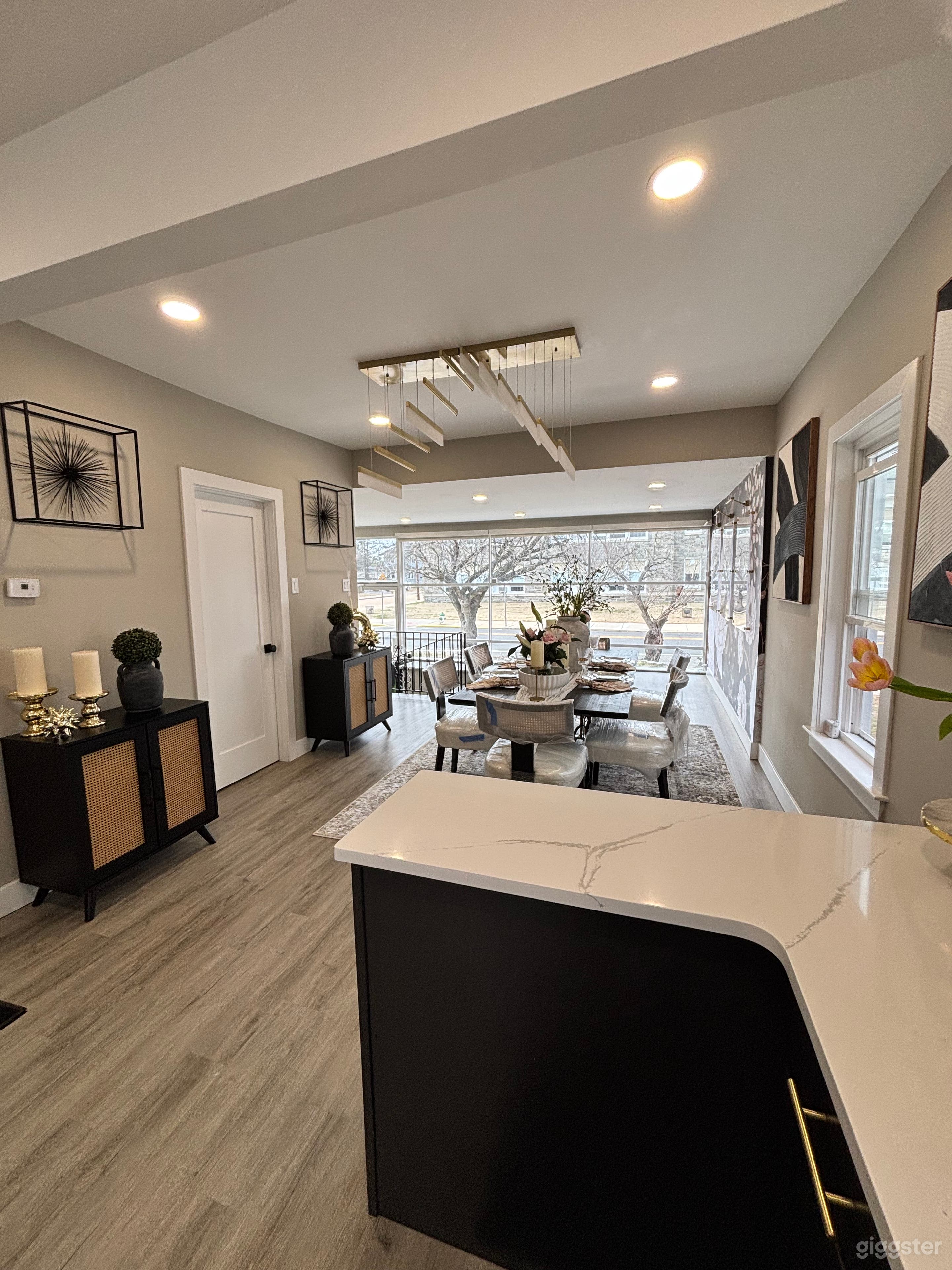 Designer Black &amp; Gold Content House Photo 4