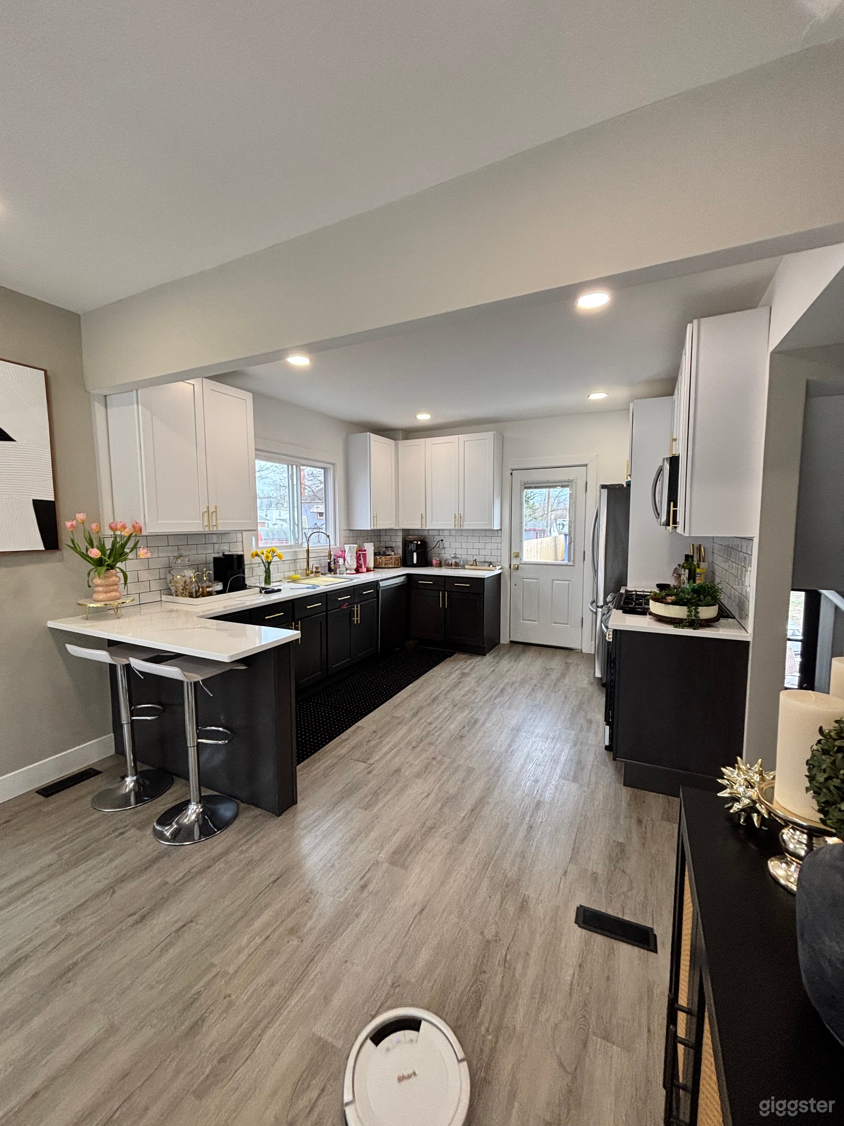 Designer Black &amp; Gold Content House Photo 2