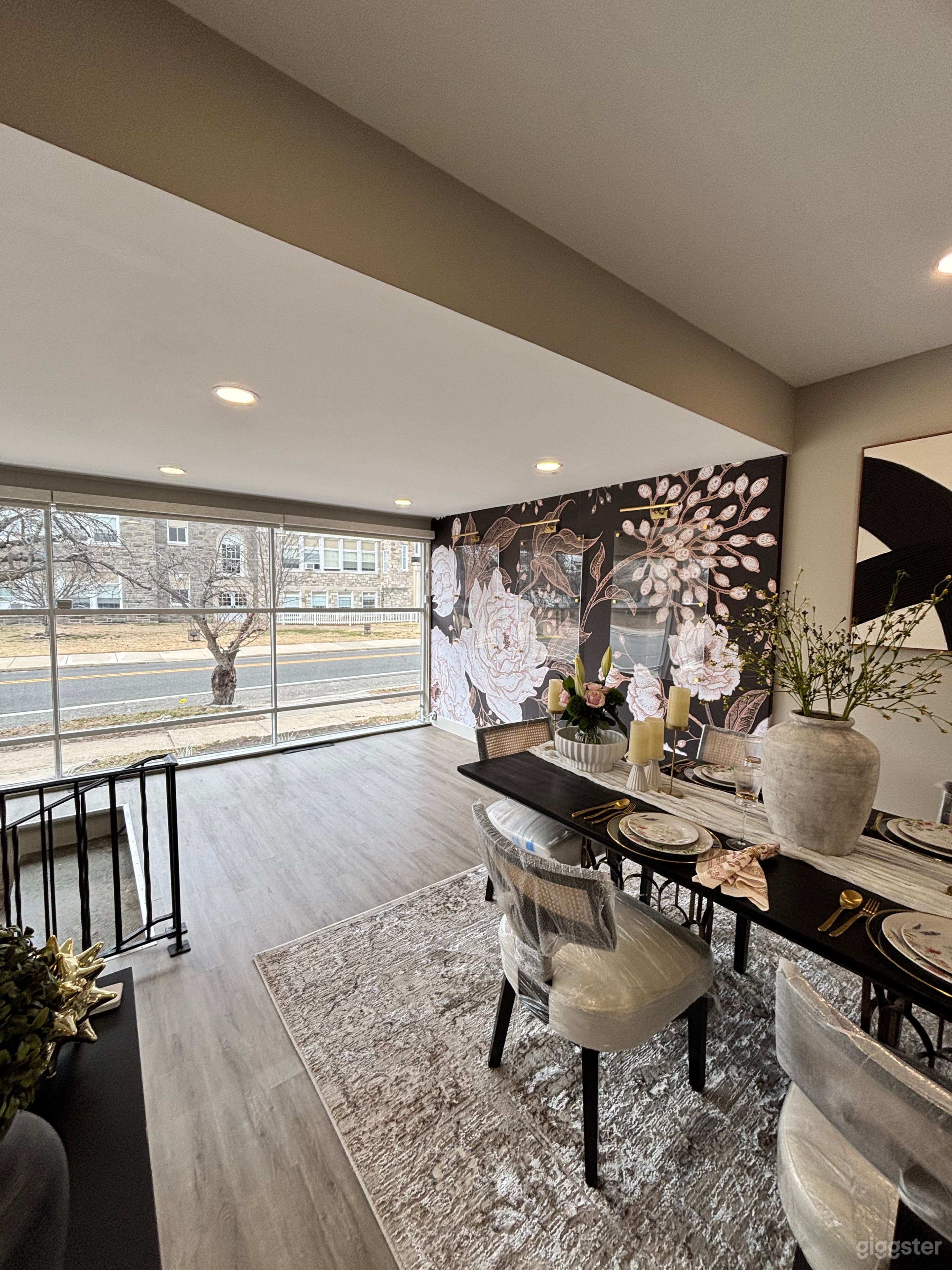 Designer Black &amp; Gold Content House Photo 3