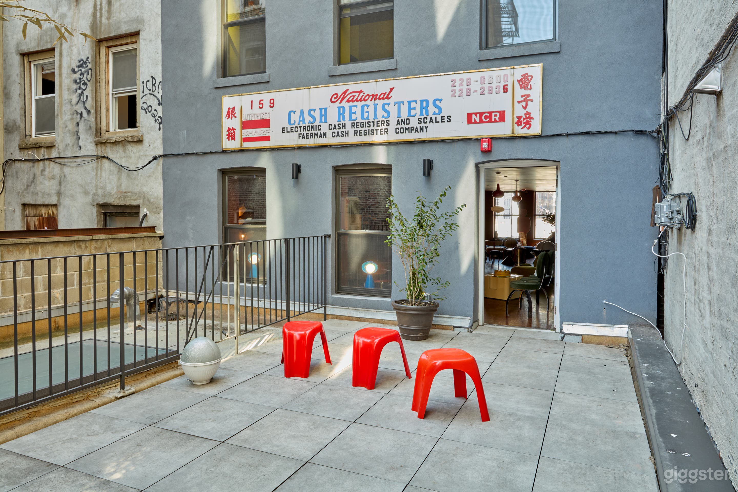 Two Floor Spacious Gallery with a Downtown View Photo 4