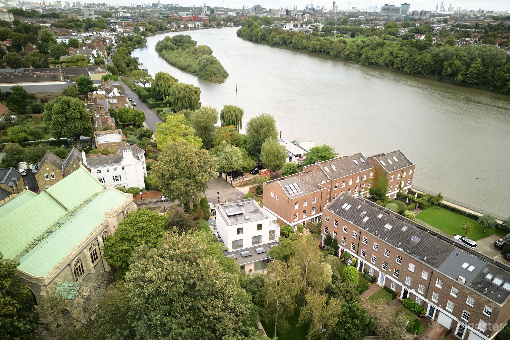 Chiswick Dock With Rooftop and River Views Photo 1