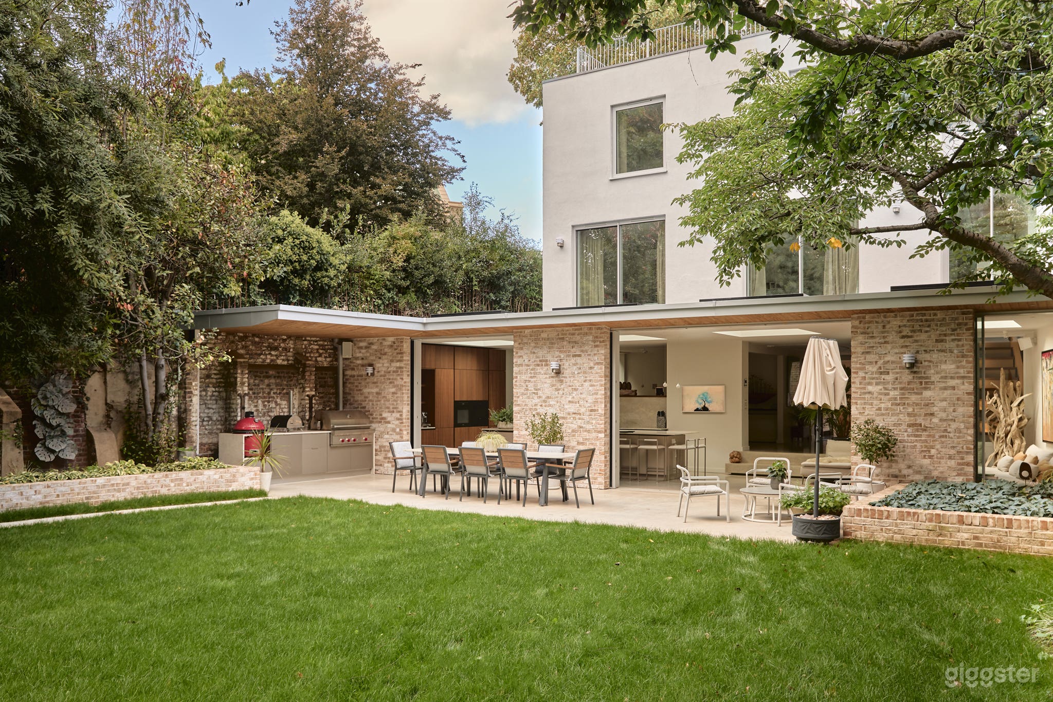 Chiswick Dock With Rooftop and River Views Photo 2