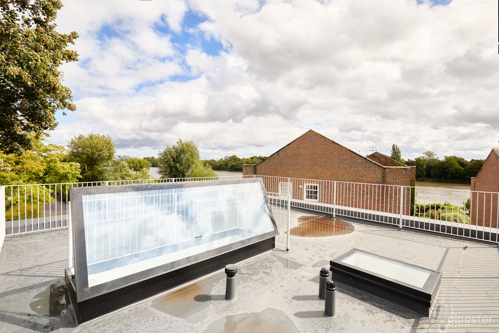 Chiswick Dock With Rooftop and River Views Photo 3