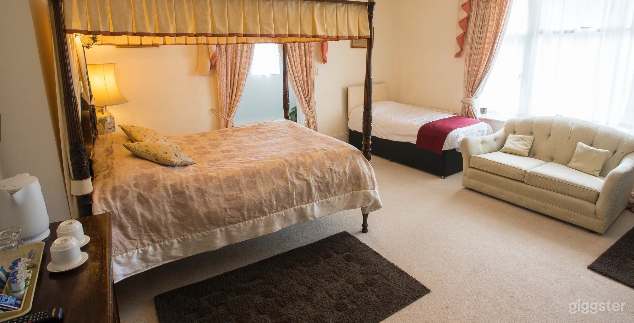 Family Room with 4 Poster Beds Photo 4