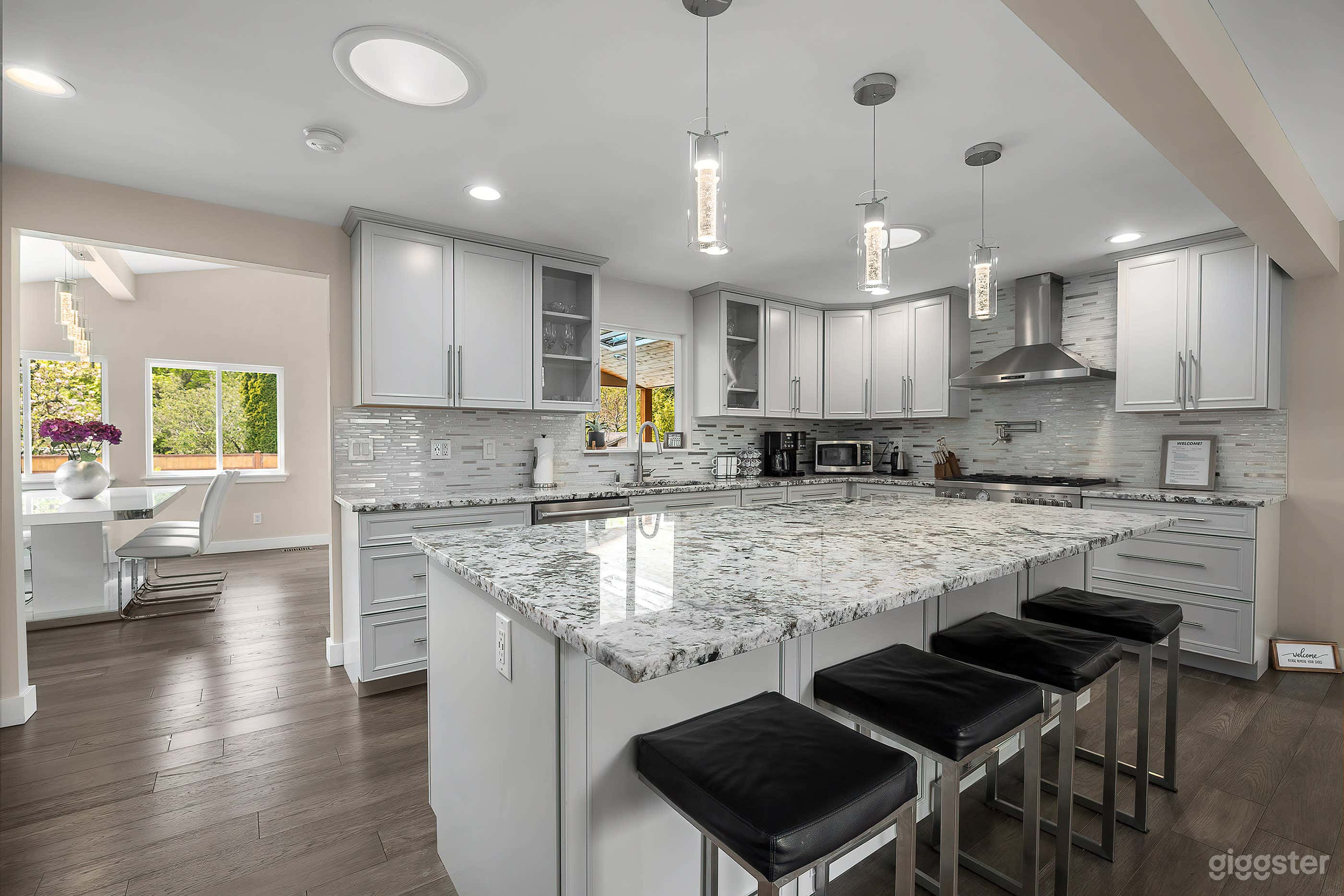 Spacious 5BR Luxury Villa with Gourmet Kitchen, Heated Deck for 20 Photo 3