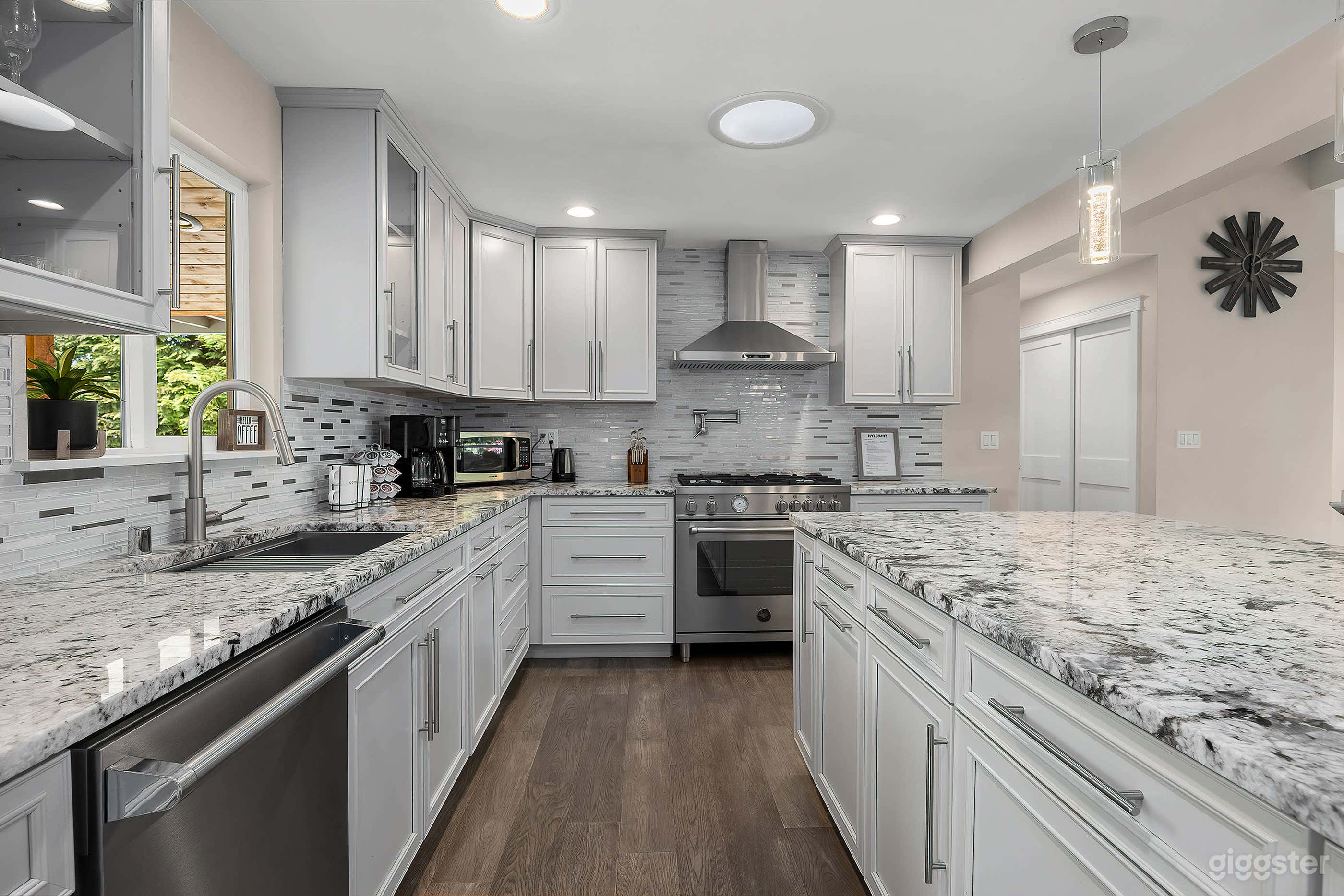 Spacious 5BR Luxury Villa with Gourmet Kitchen, Heated Deck for 20 Photo 4