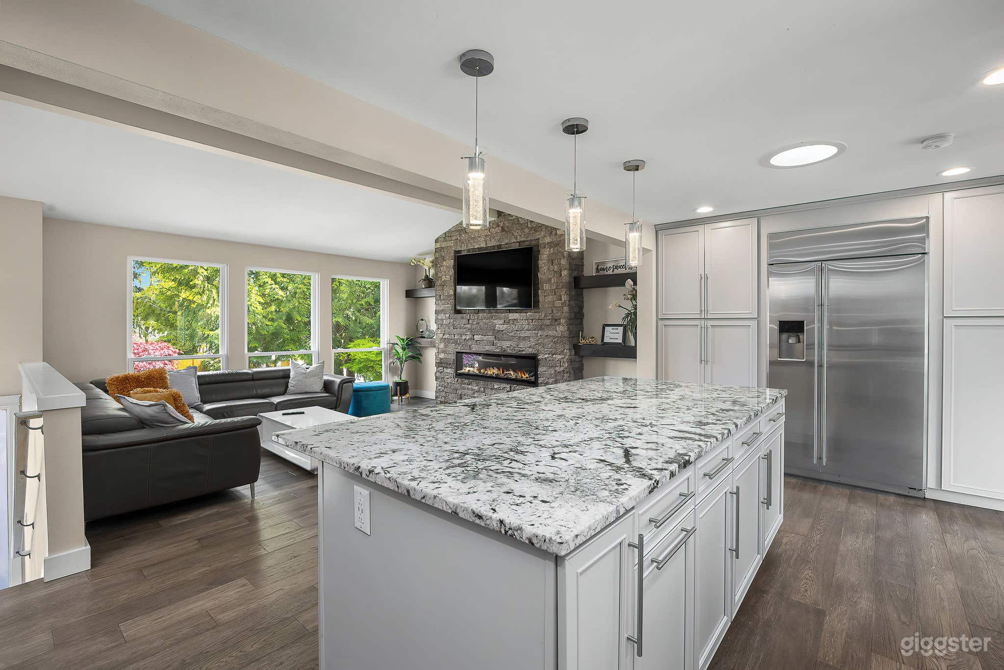 Spacious 5BR Luxury Villa with Gourmet Kitchen, Heated Deck for 20 Photo 2