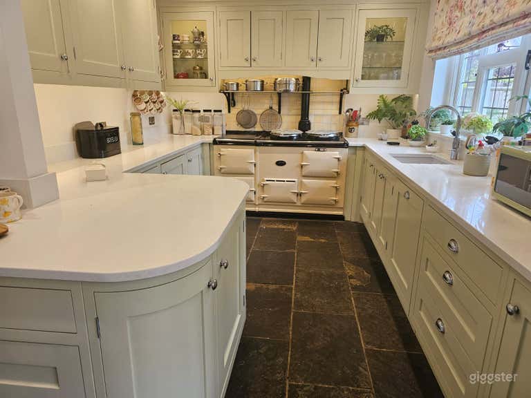  Functional yet stylish, this kitchen blends sleek cabinetry with vintage charm—perfect for culinary shoots, product demos, or homely lifestyle scenes. 