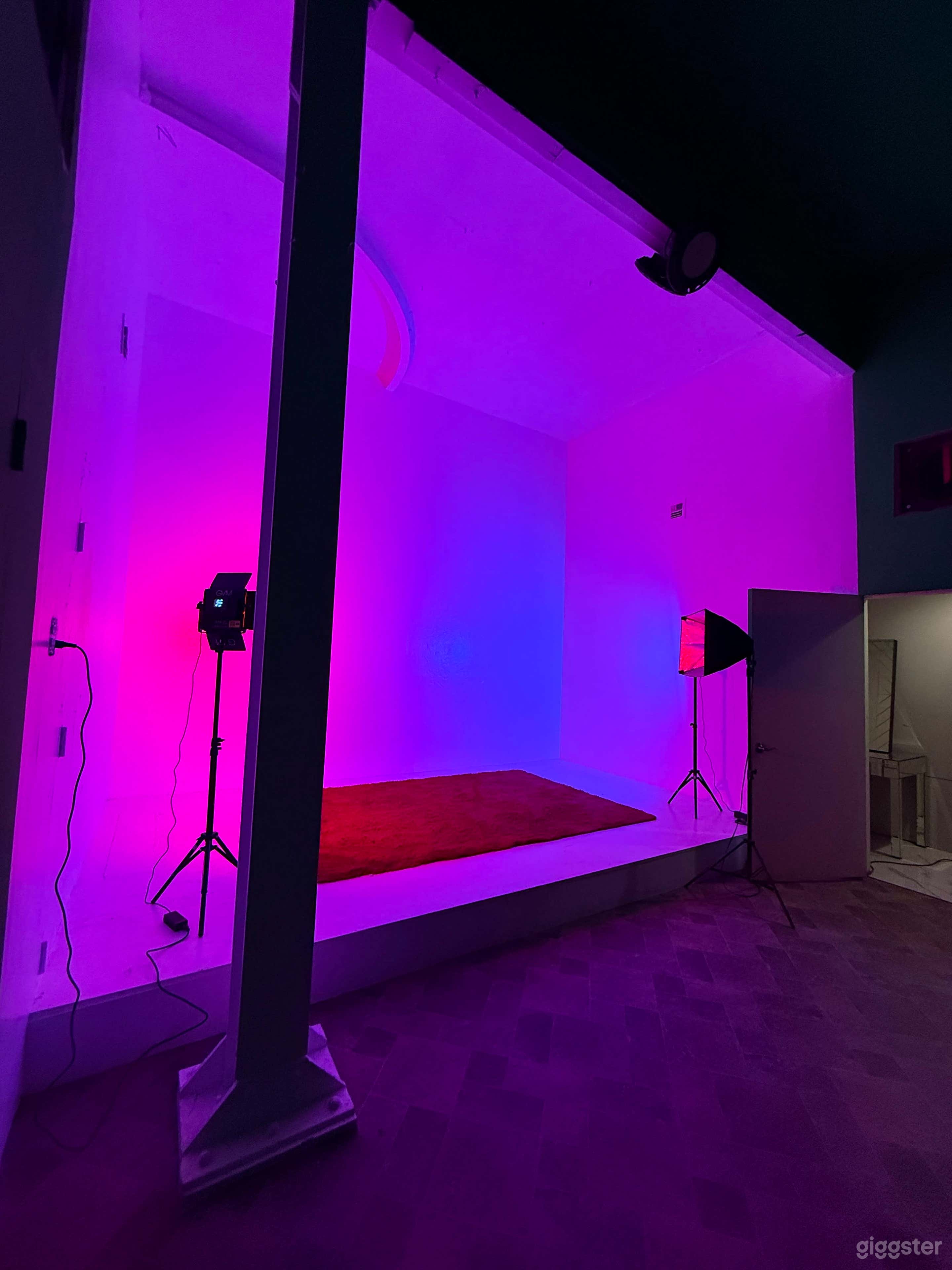 Professional White Wall Photo & Video Studio | Downtown Photo 4