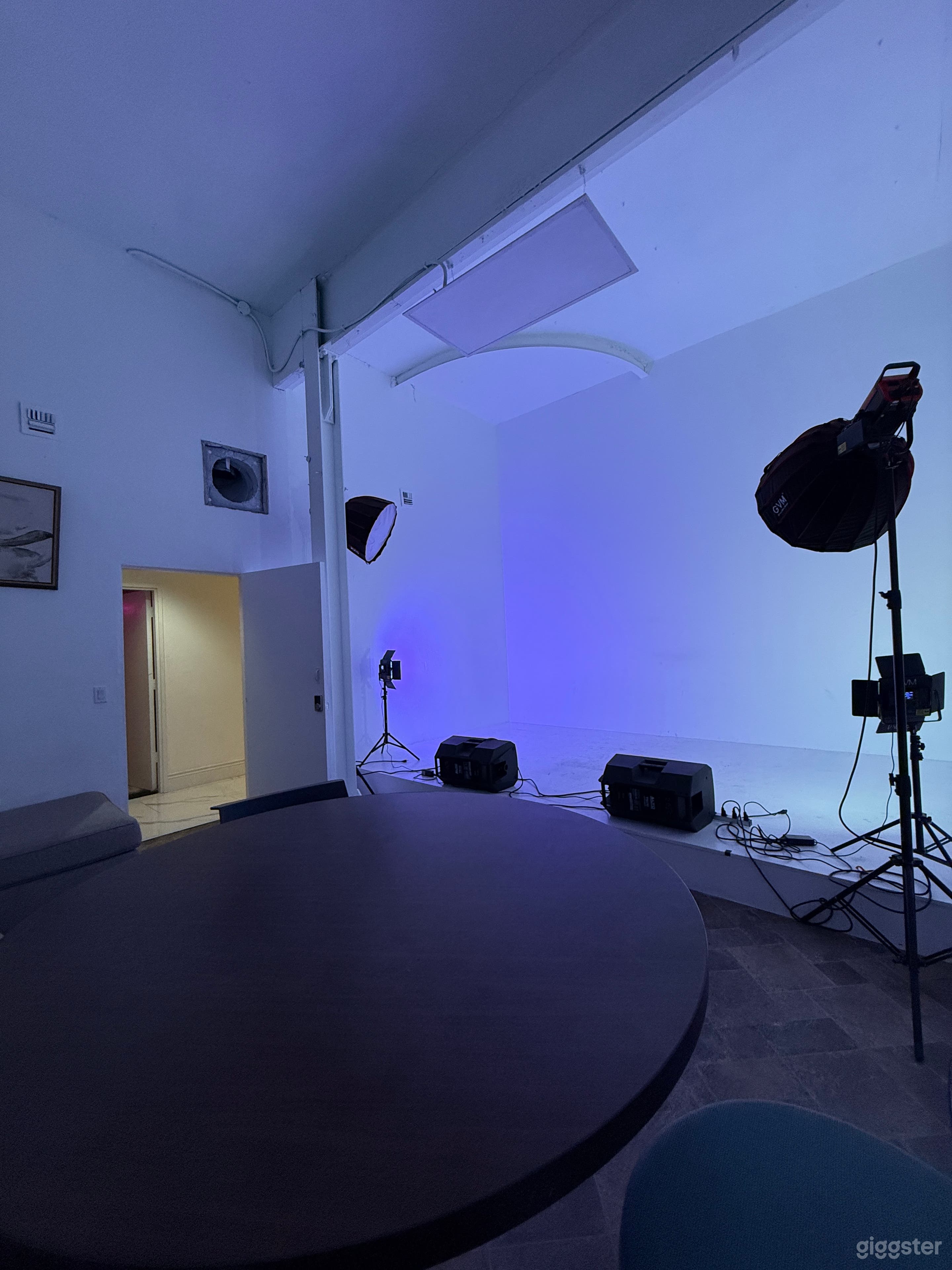 Professional White Wall Photo & Video Studio | Downtown Photo 3