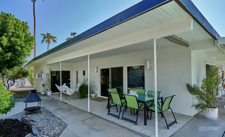  A Mid-Century, Modern Pool Retreat 