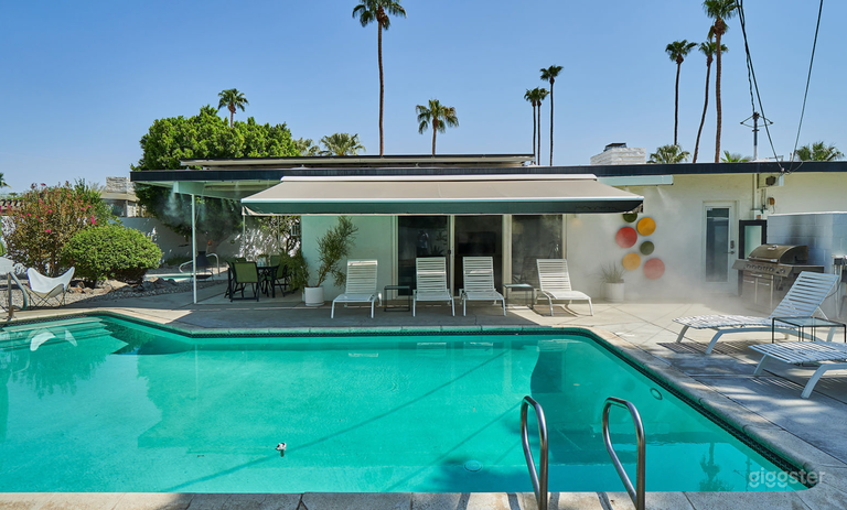  A Mid-Century, Modern Pool Retreat 