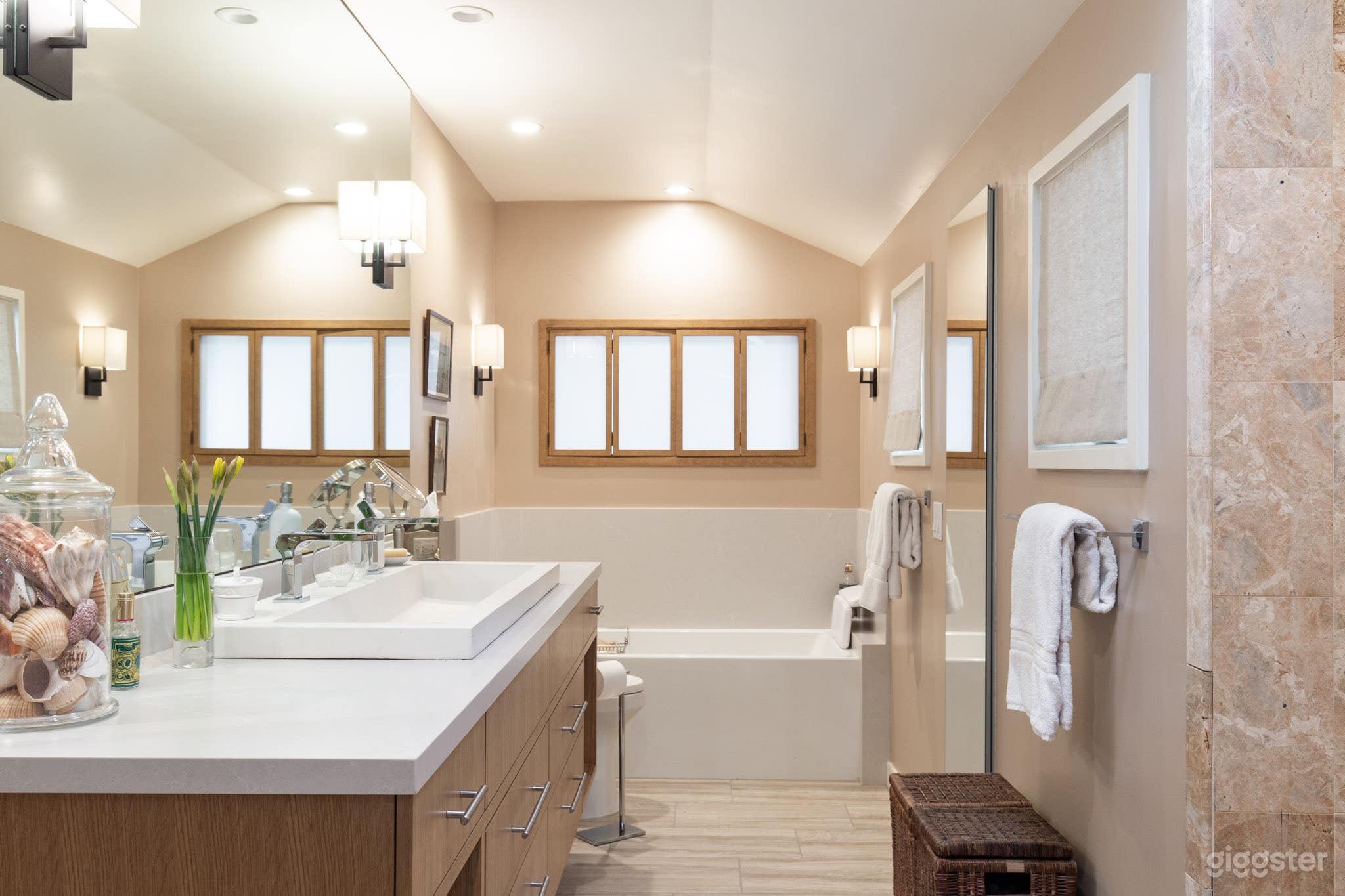 Spectacular Home w amazing ocean Views Photo 4