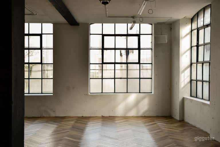  1st floor studio, with Natural light 