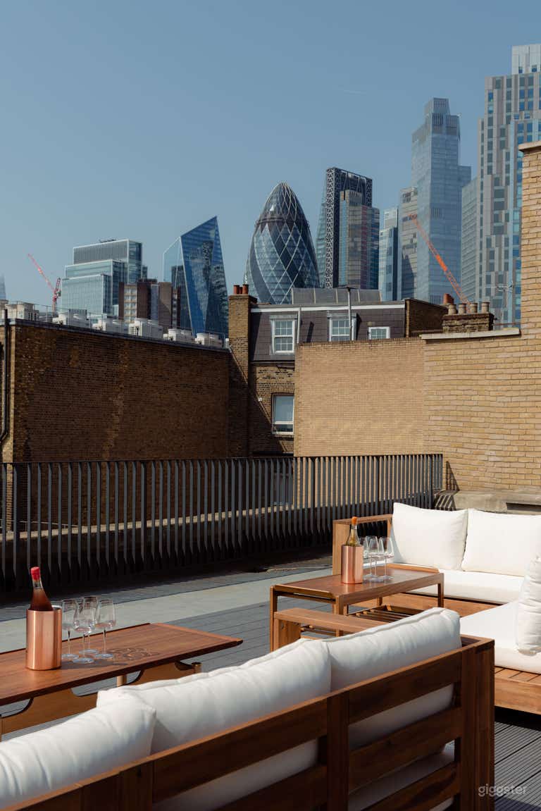  Roof top over looking city of London skyline. 