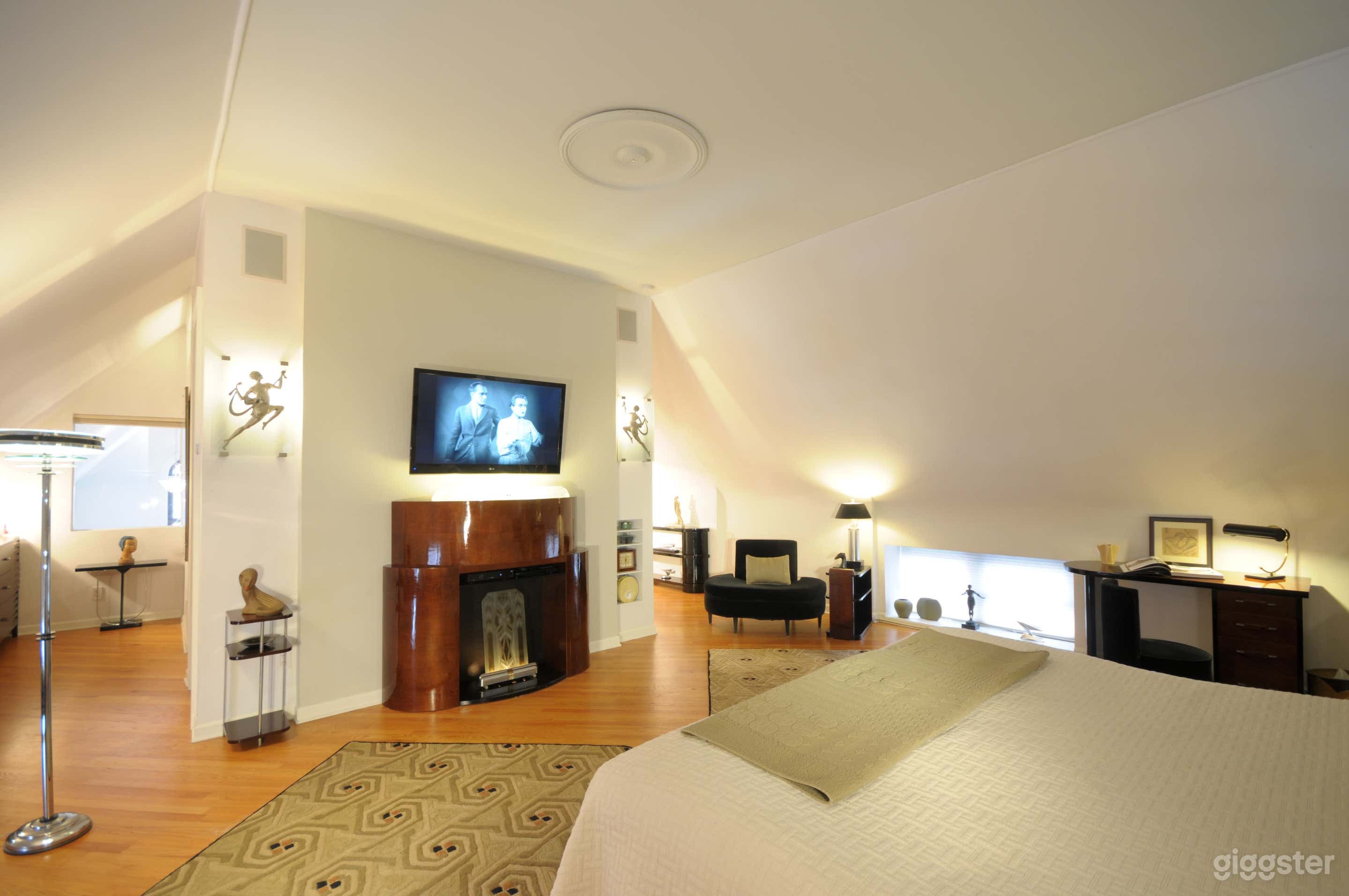 Interesting art-filled former church Photo 2