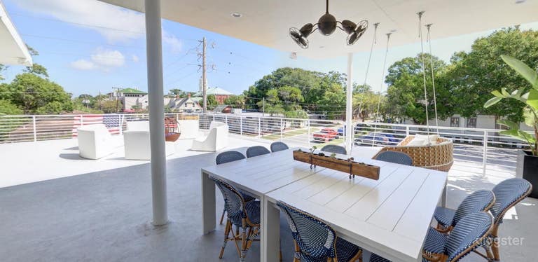  Bright Upstairs Venue in Fernandina Beach 