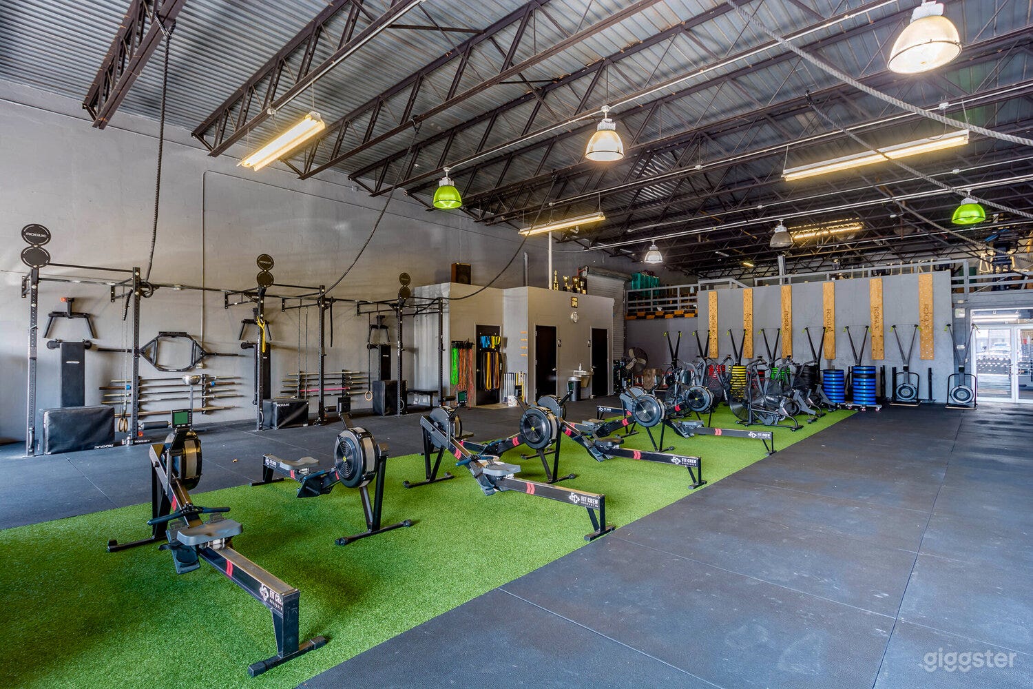 A Radiant Urban Warehouse Photo 2