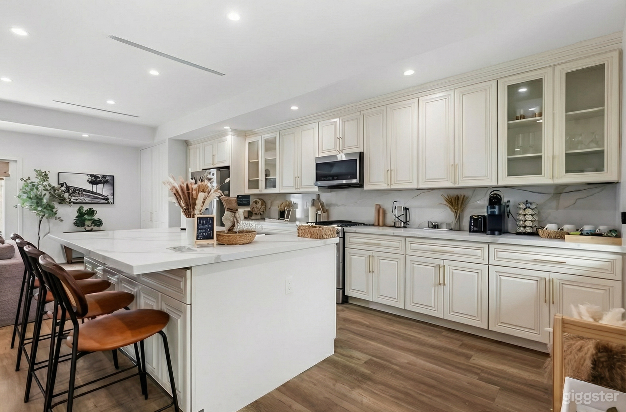 Light-Filled Burbank Home – Ideal for Filming, Photoshoots Photo 2