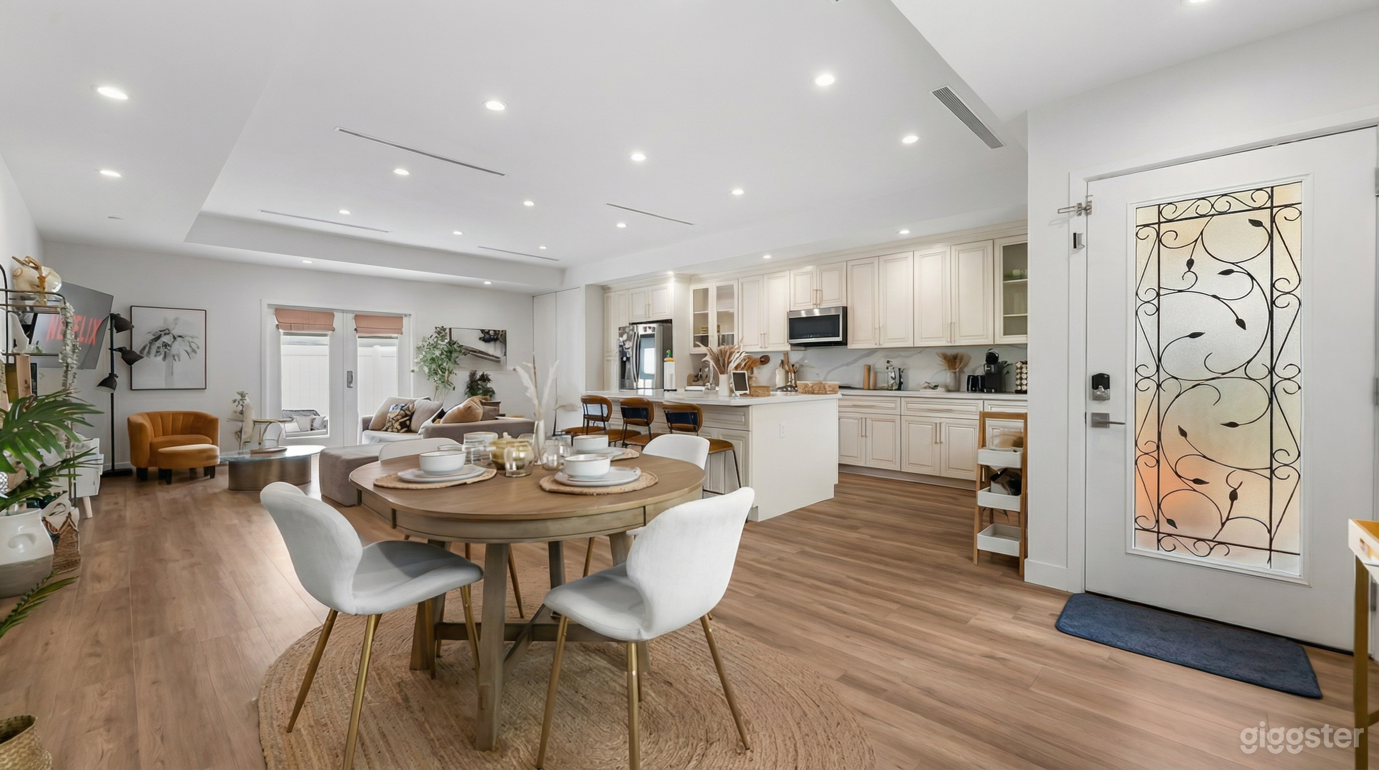 Light-Filled Burbank Home – Ideal for Filming, Photoshoots Photo 1