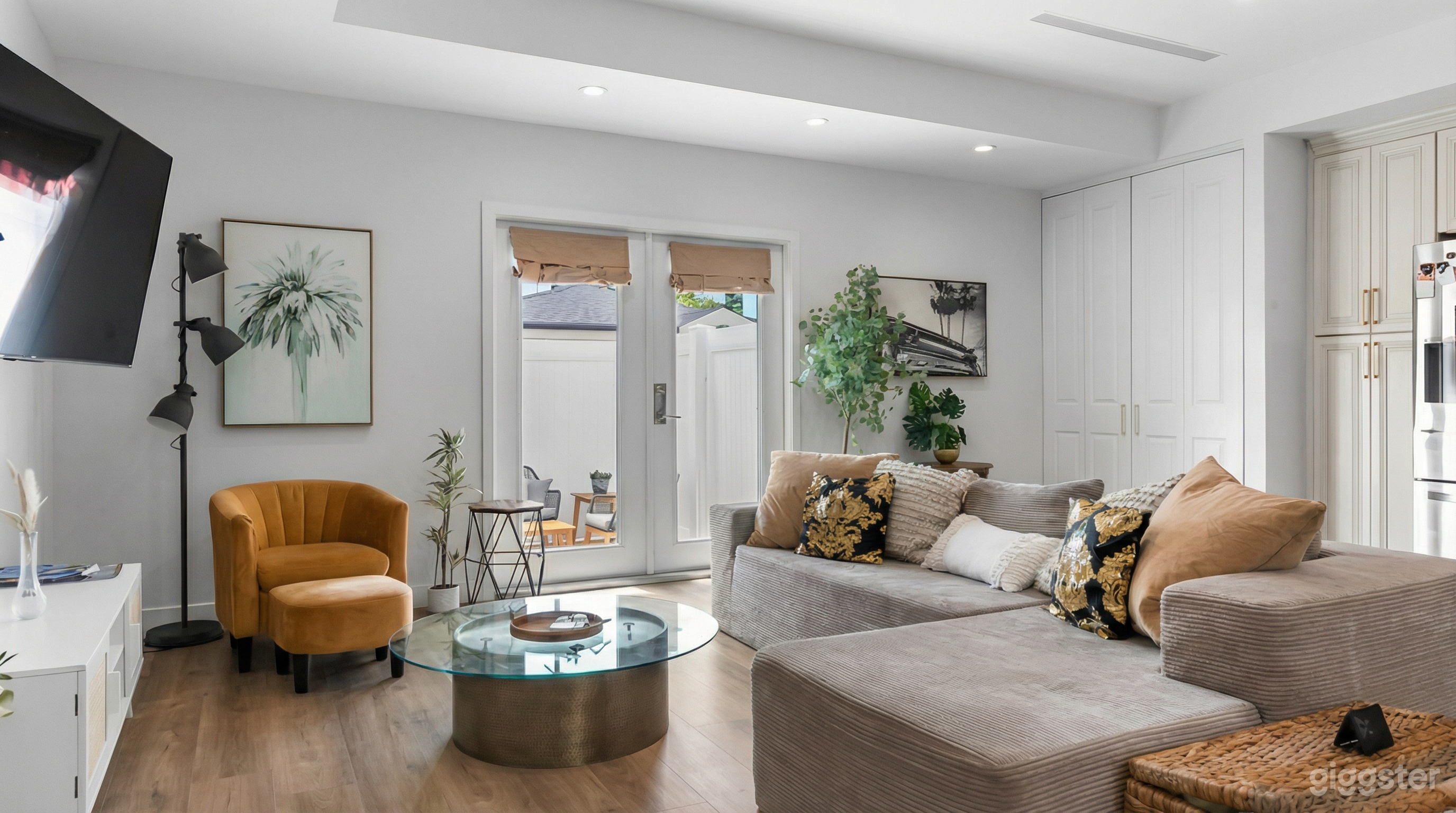 Light-Filled Burbank Home – Ideal for Filming, Photoshoots Photo 3