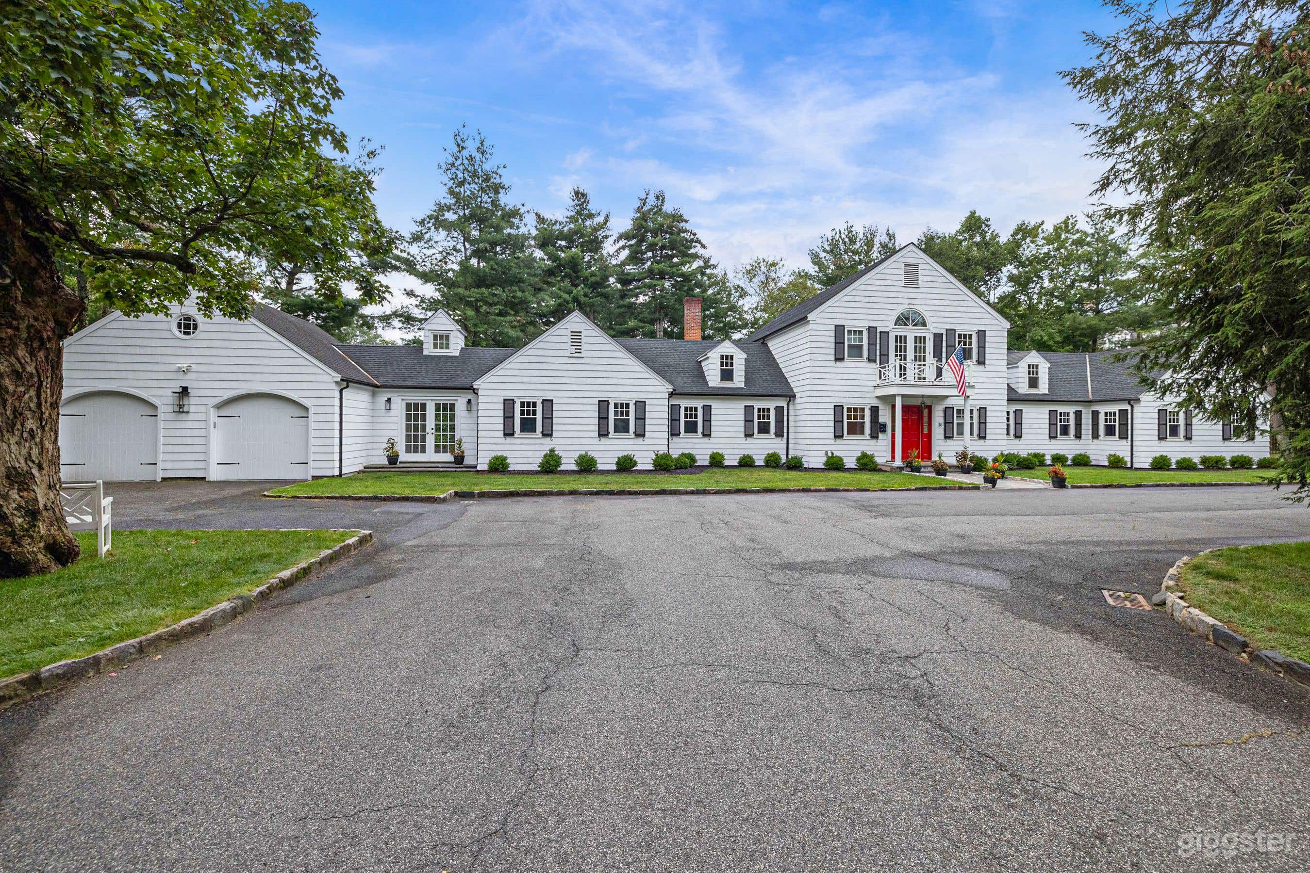 Sprawling Updated Colonial Estate Photo 3