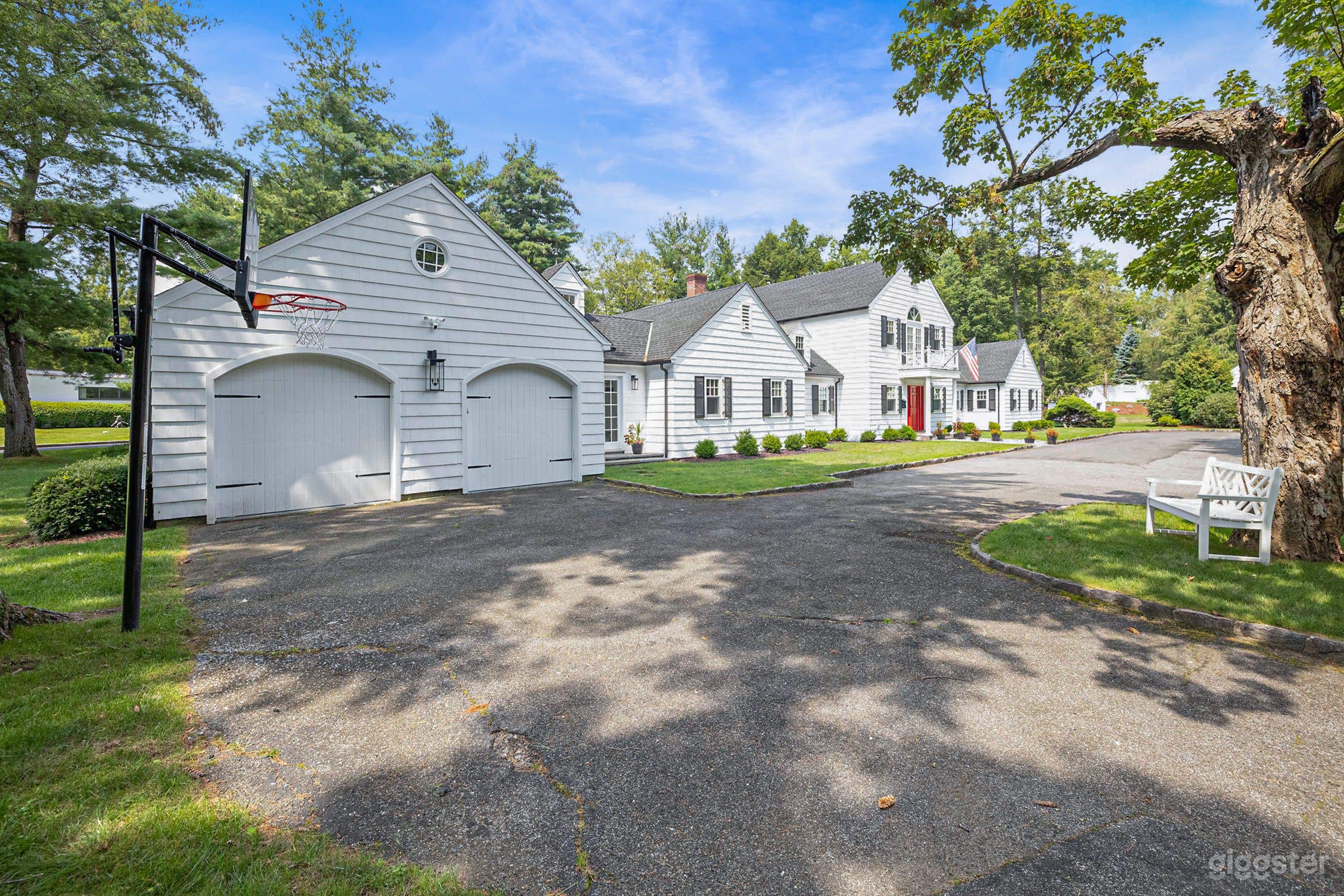 Sprawling Updated Colonial Estate Photo 4