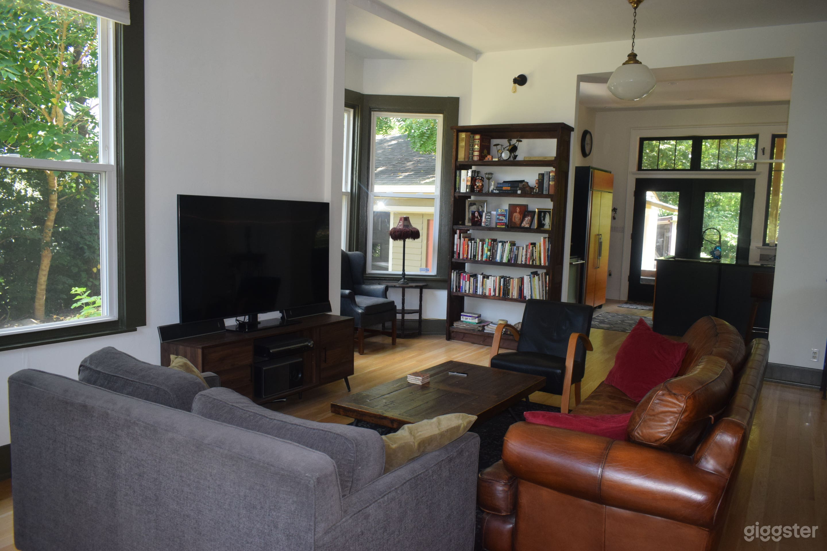 Spectacular Colonial With Tons Of Open Space Photo 3