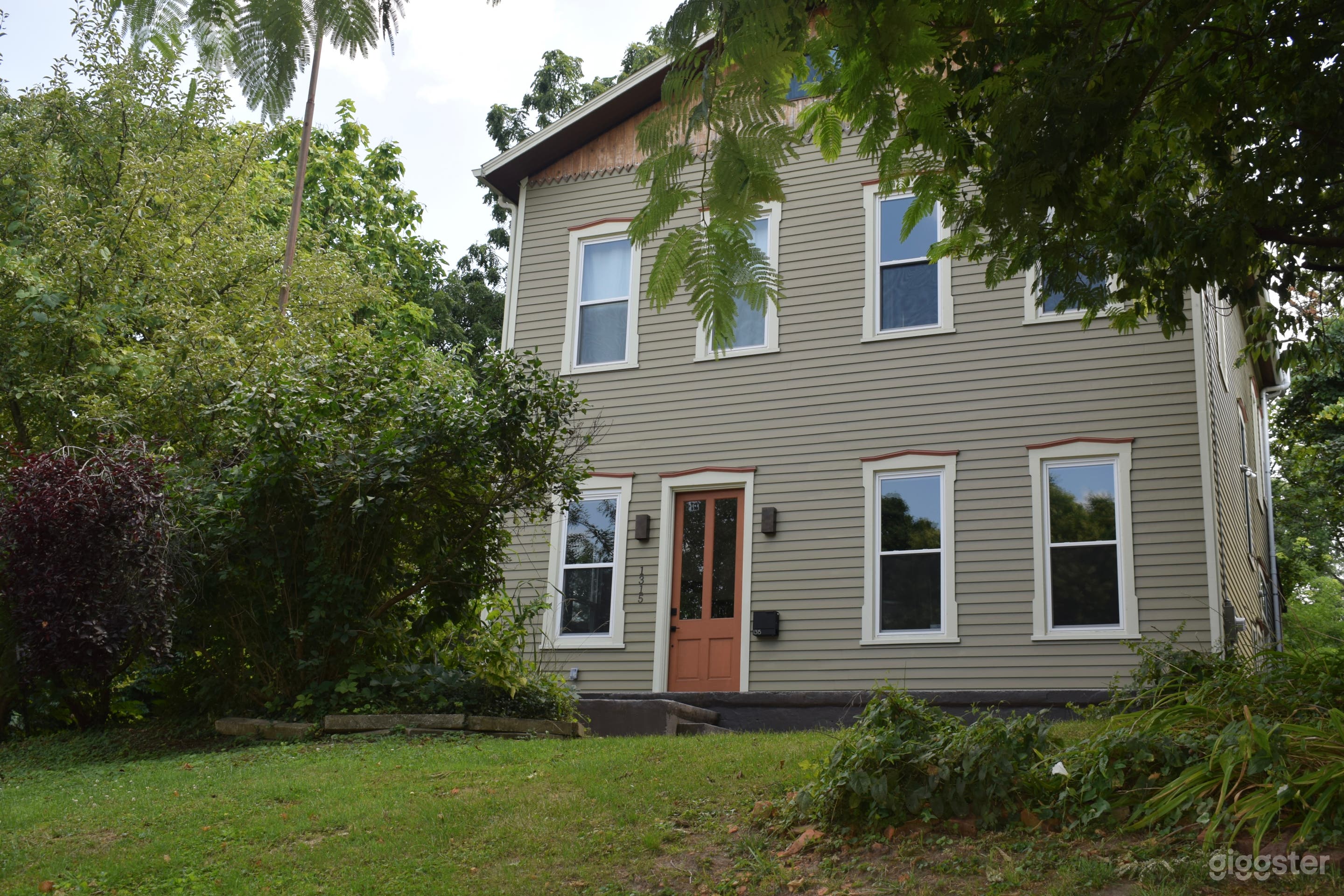 Spectacular Colonial With Tons Of Open Space Photo 2