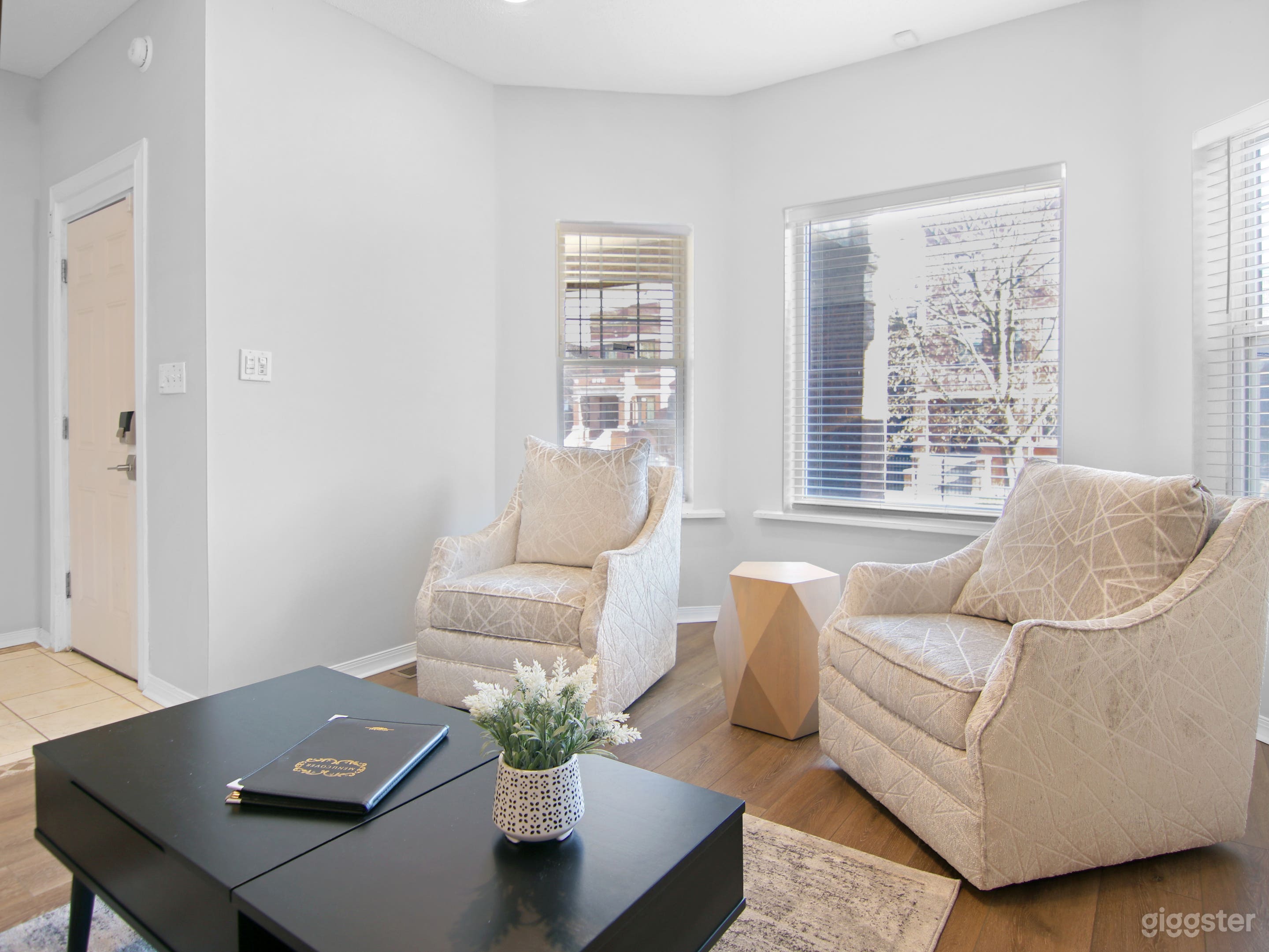 Bright &amp; Cozy 3-Bedroom Apartment with Open Layout Photo 4