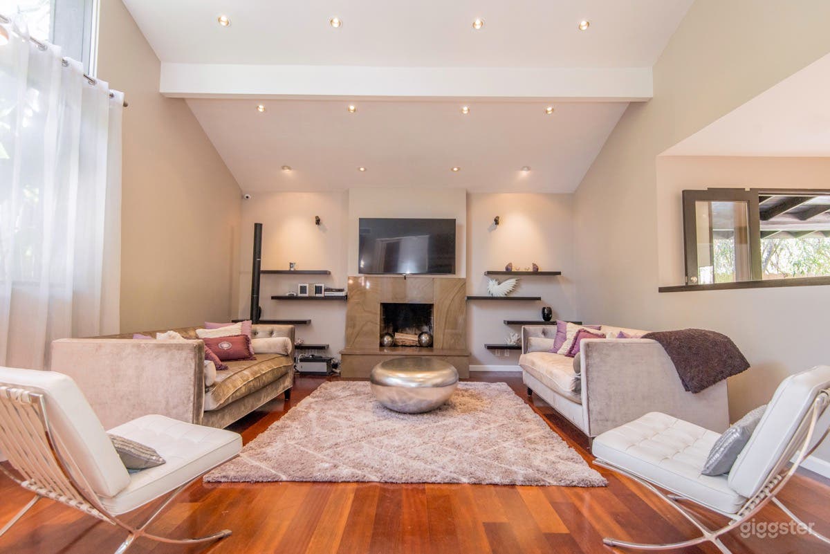 Designer Modern house by Beverly Hills Hotel Photo 1