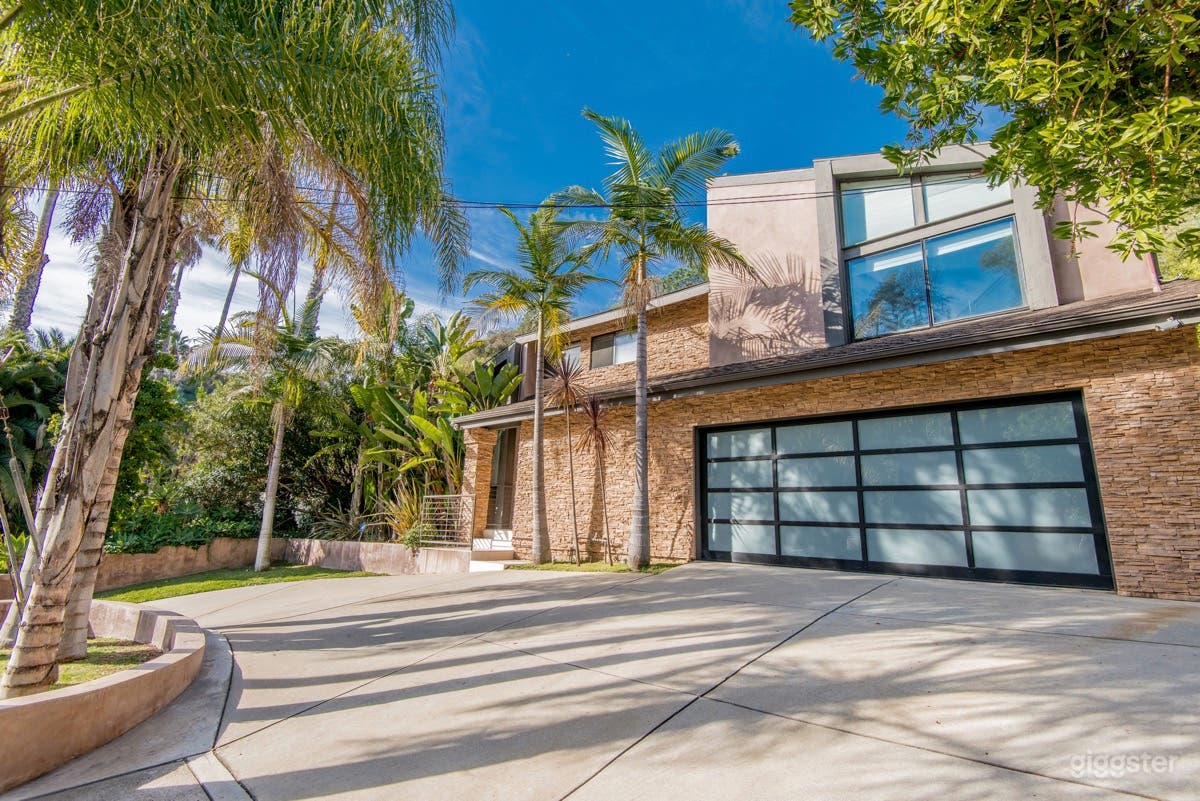 Designer Modern house by Beverly Hills Hotel Photo 2