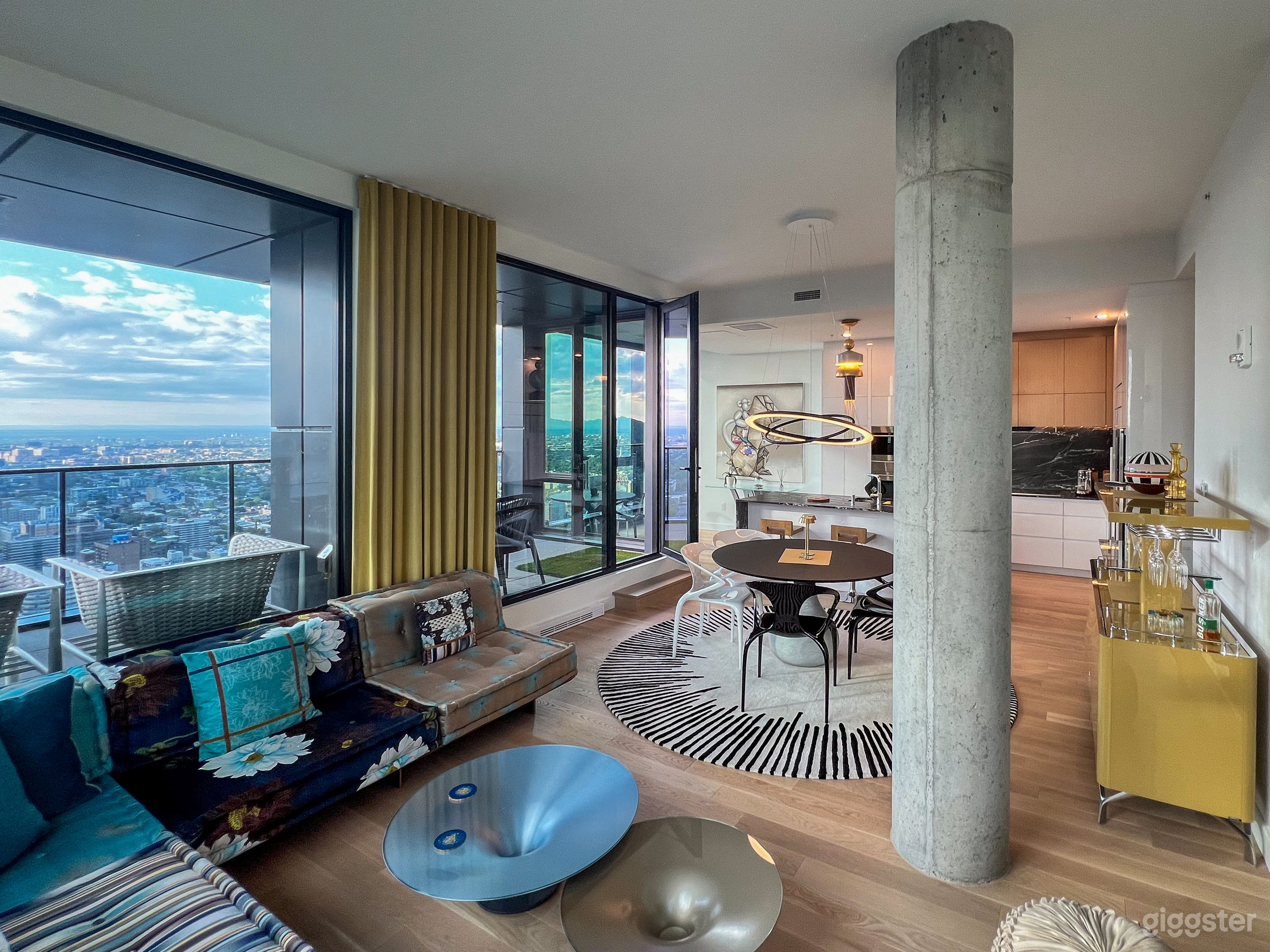 Spectacular 57th-Floor Penthouse with Panaromic City Views Photo 1