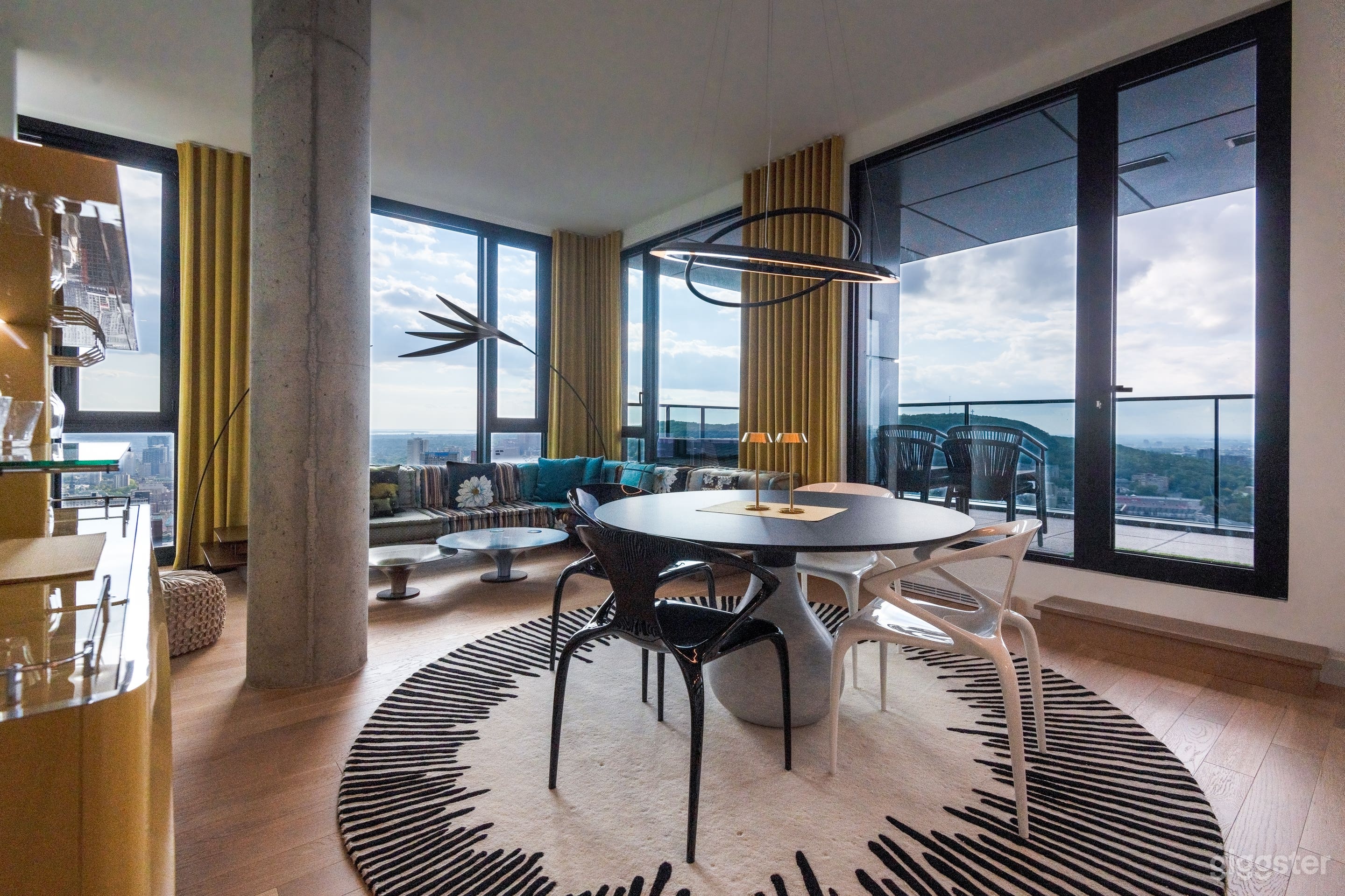 Spectacular 57th-Floor Penthouse with Panaromic City Views Photo 4