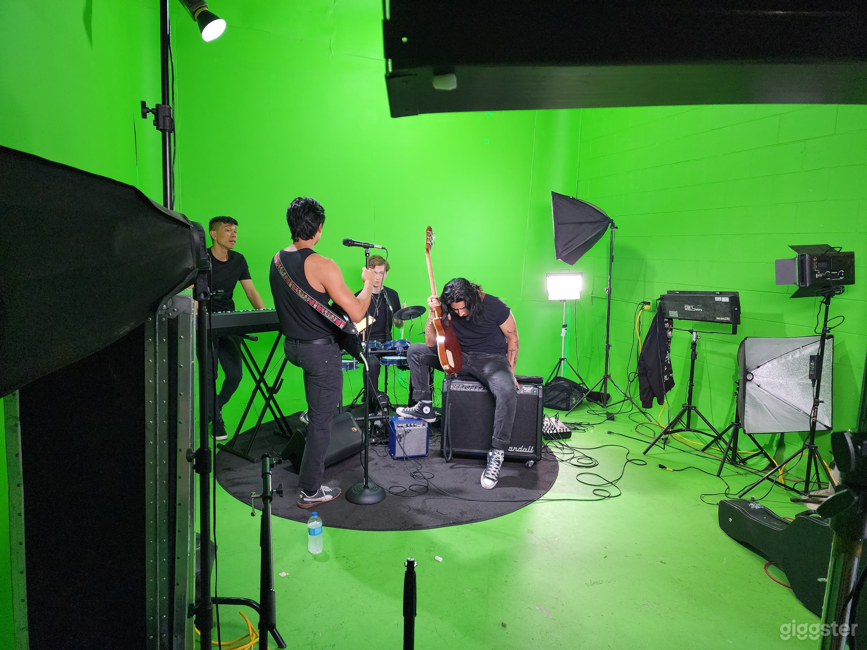 CYC Green Room with lot of sets and props Photo 3