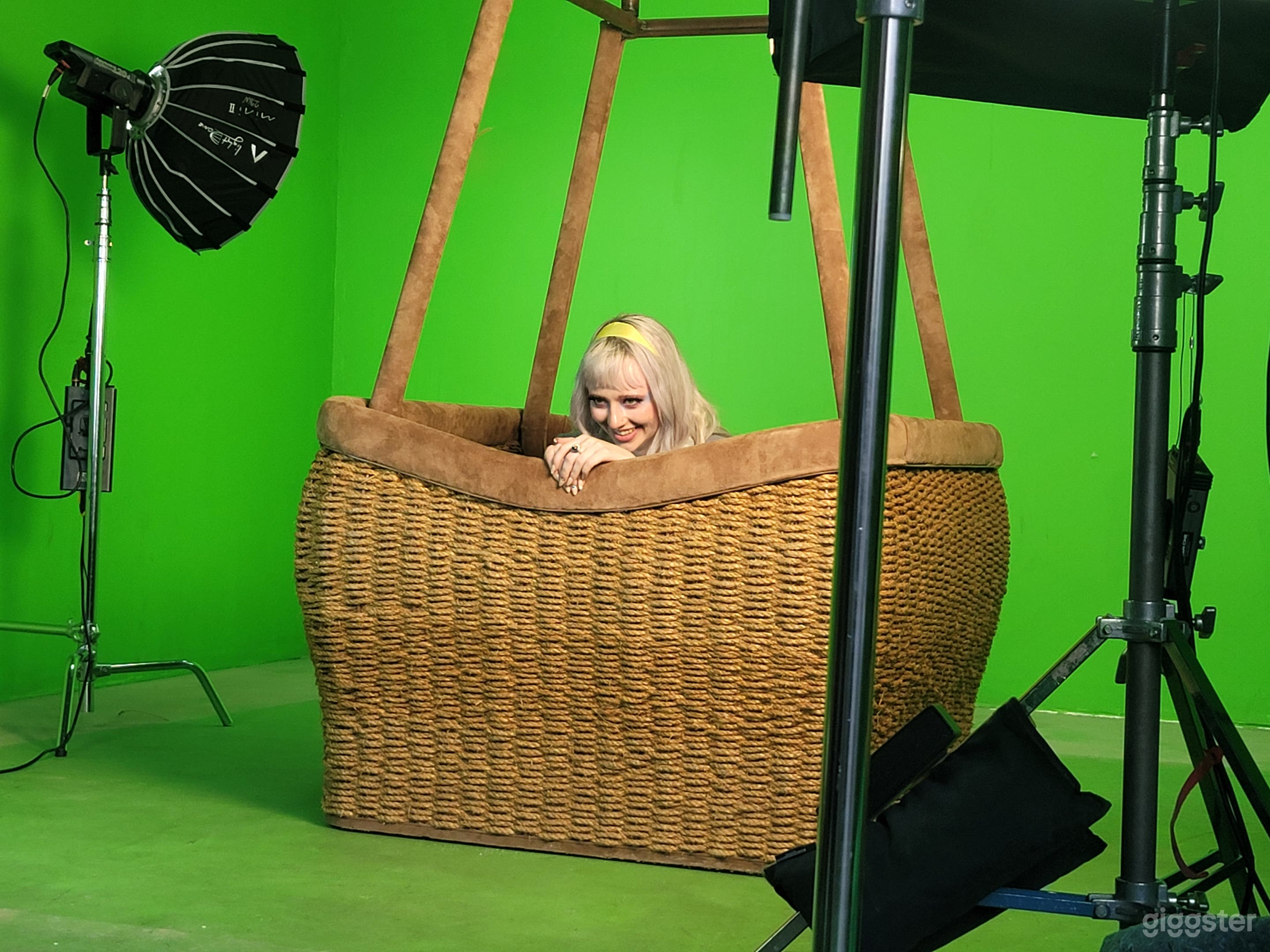 CYC Green Room with lot of sets and props Photo 2