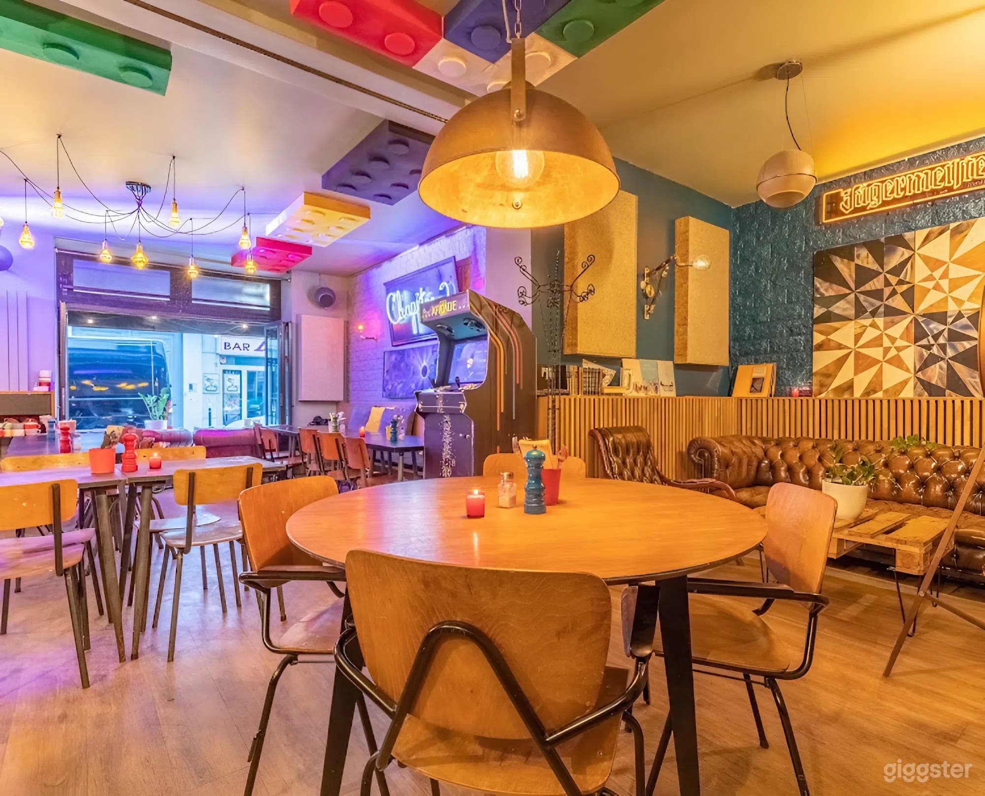 Photo de Bar Rétro Coloré avec Jeux d'Arcade 26 Canapés Confortables 2