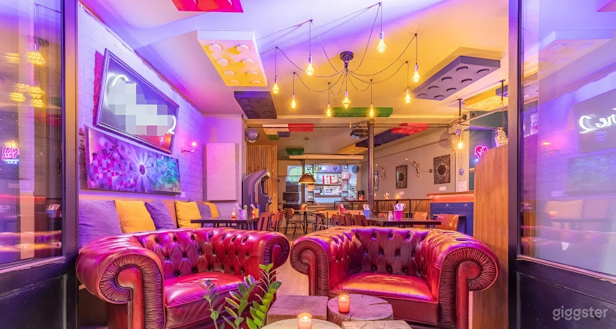 Photo de Bar Rétro Coloré avec Jeux d'Arcade 26 Canapés Confortables 1
